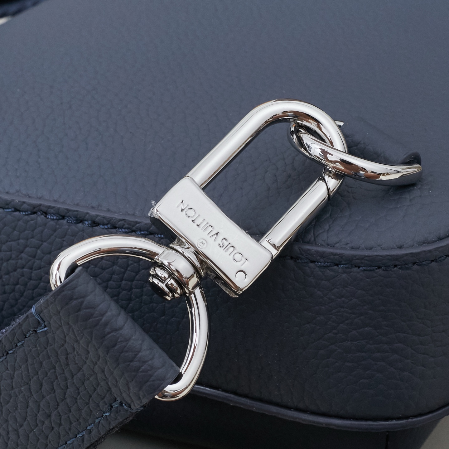 Louis Vuitton Avenue Sling Bag PM - Image 7