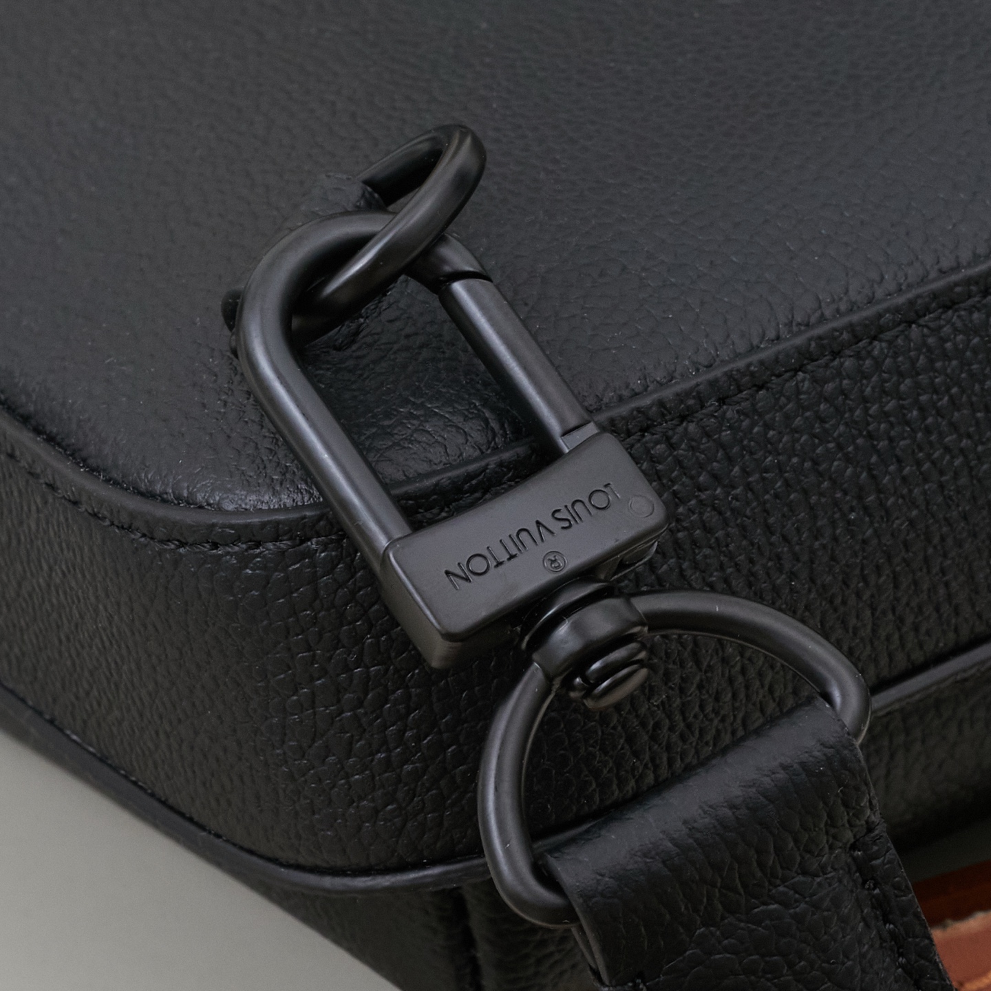 Louis Vuitton Avenue Sling Bag PM - Image 7