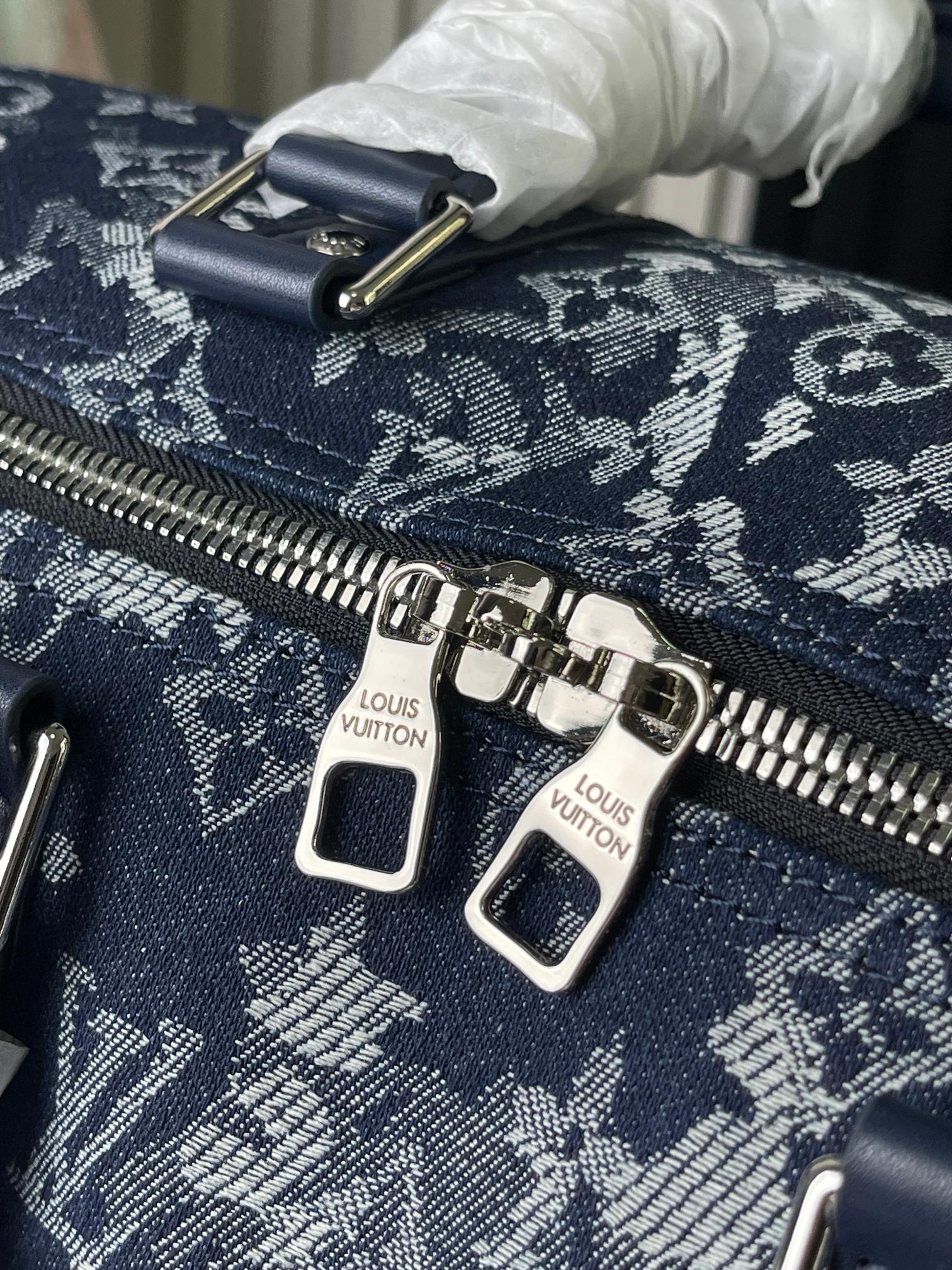 Louis Vuitton Keepall Bandoulière 50 Travel Bag in Monogram Tapestry Denim Canvas - Image 7