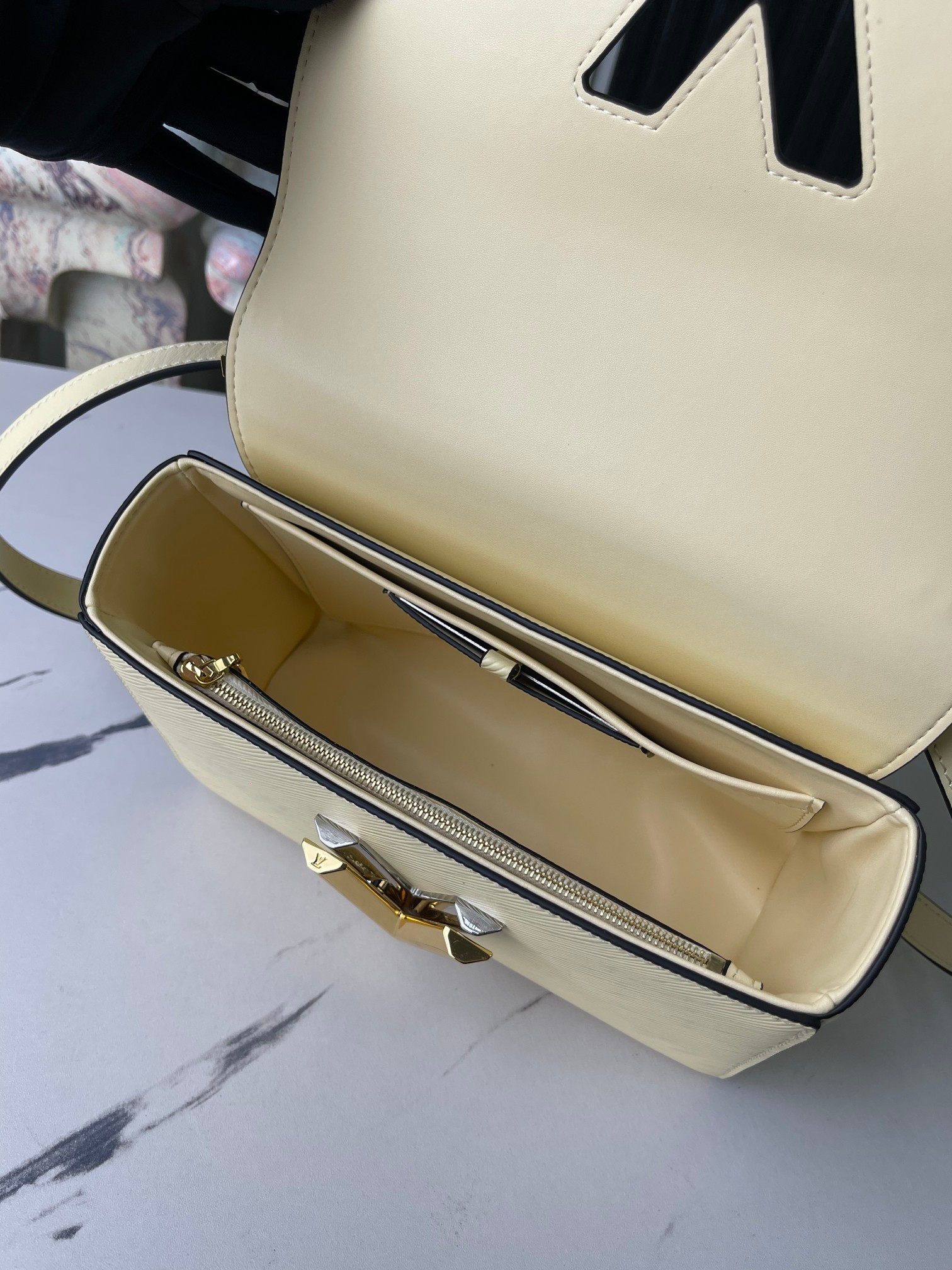 Louis Vuitton Twist Medium Handbag M22773 - Image 7