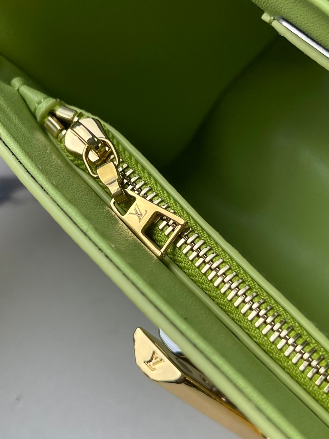 Louis Vuitton LV Twist Small Handbag in Green Ripple-Pattern Leather - Image 7