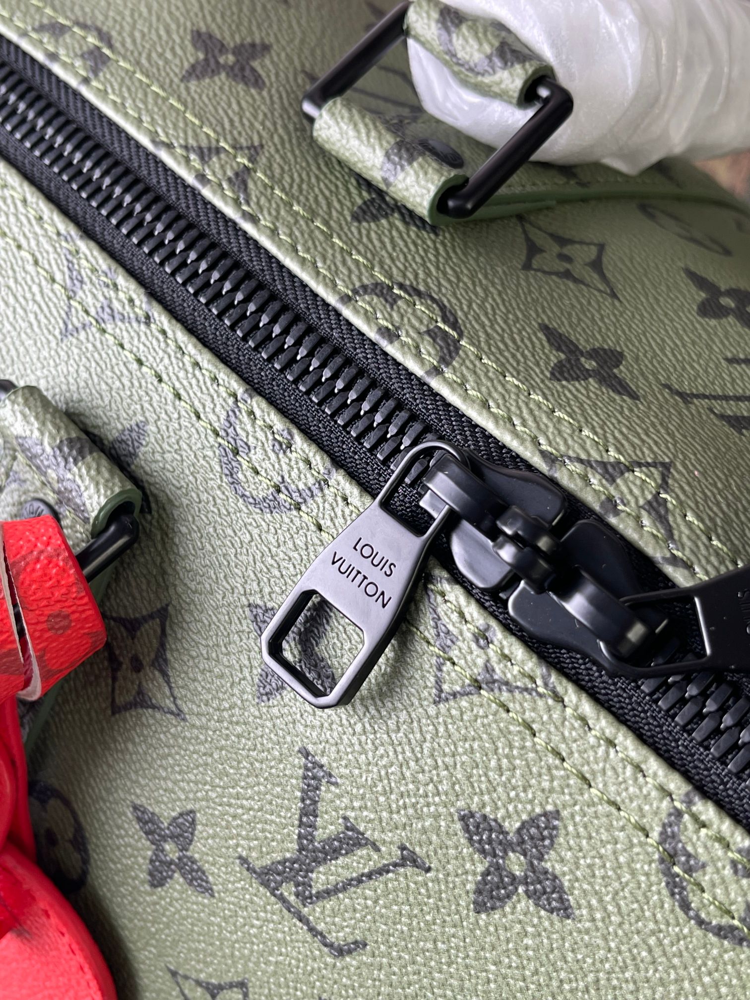 Louis Vuitton Keepall Bandoulière 55 Travel Bag in Monogram Tones - Image 7