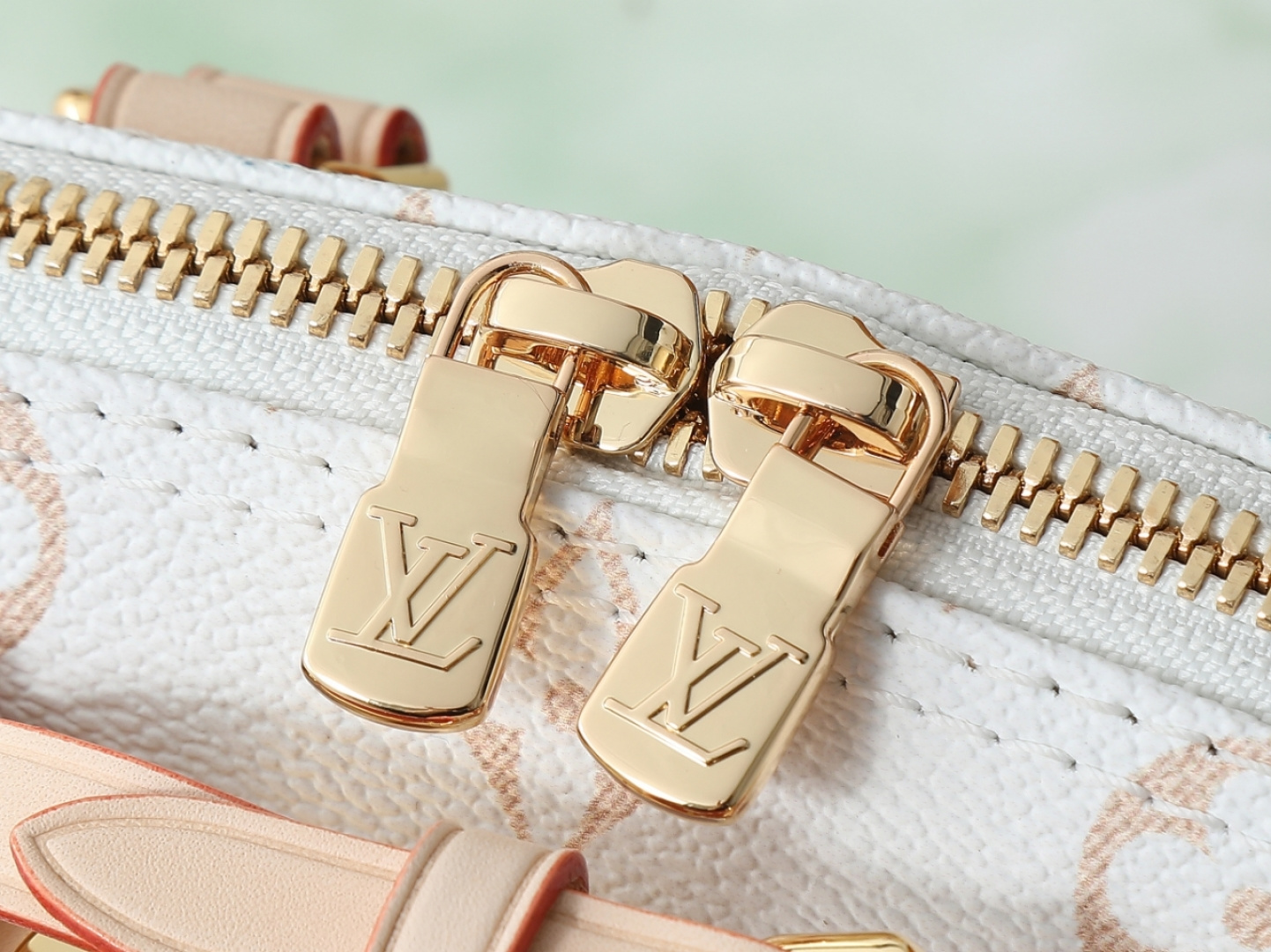 Alma Mini White Floral Chain Handbag - Image 7