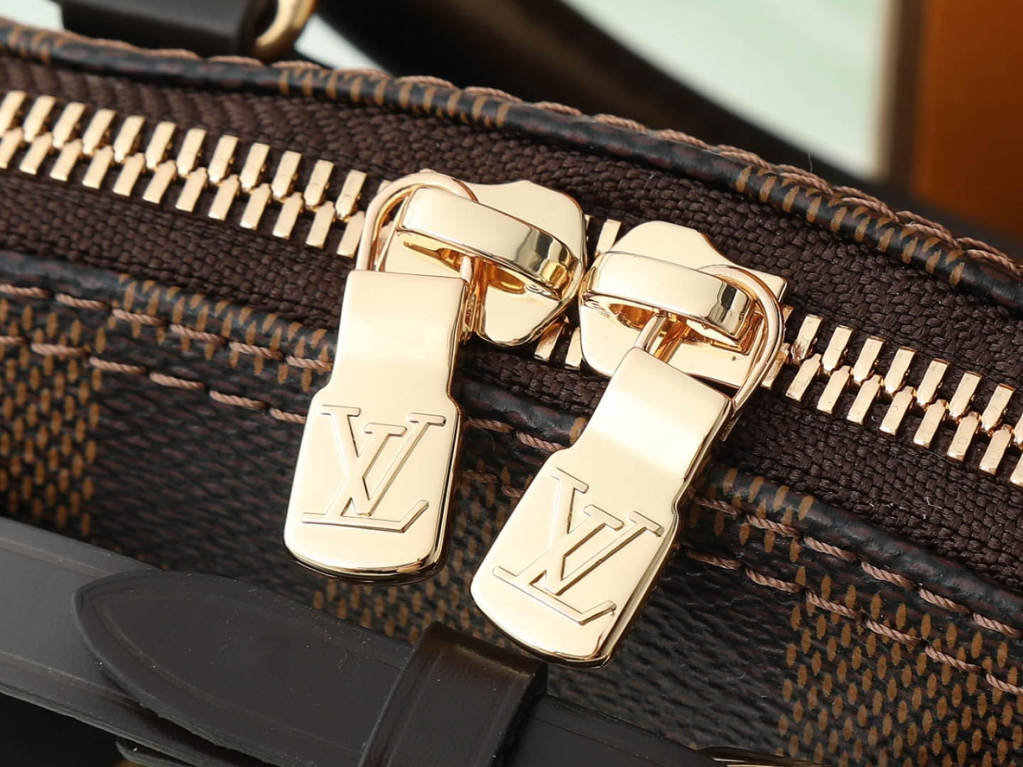Alma Mini M14339 Leather Chain-Detail Handbag - Image 7