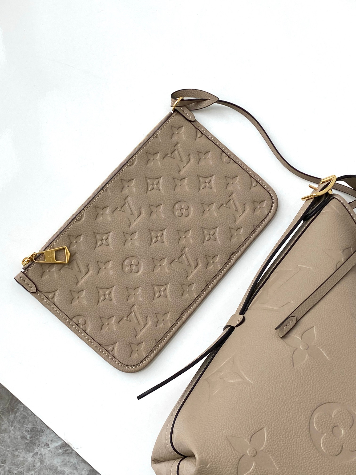 Louis Vuitton CarryAll Large Handbag in Monogram Canvas - Image 7