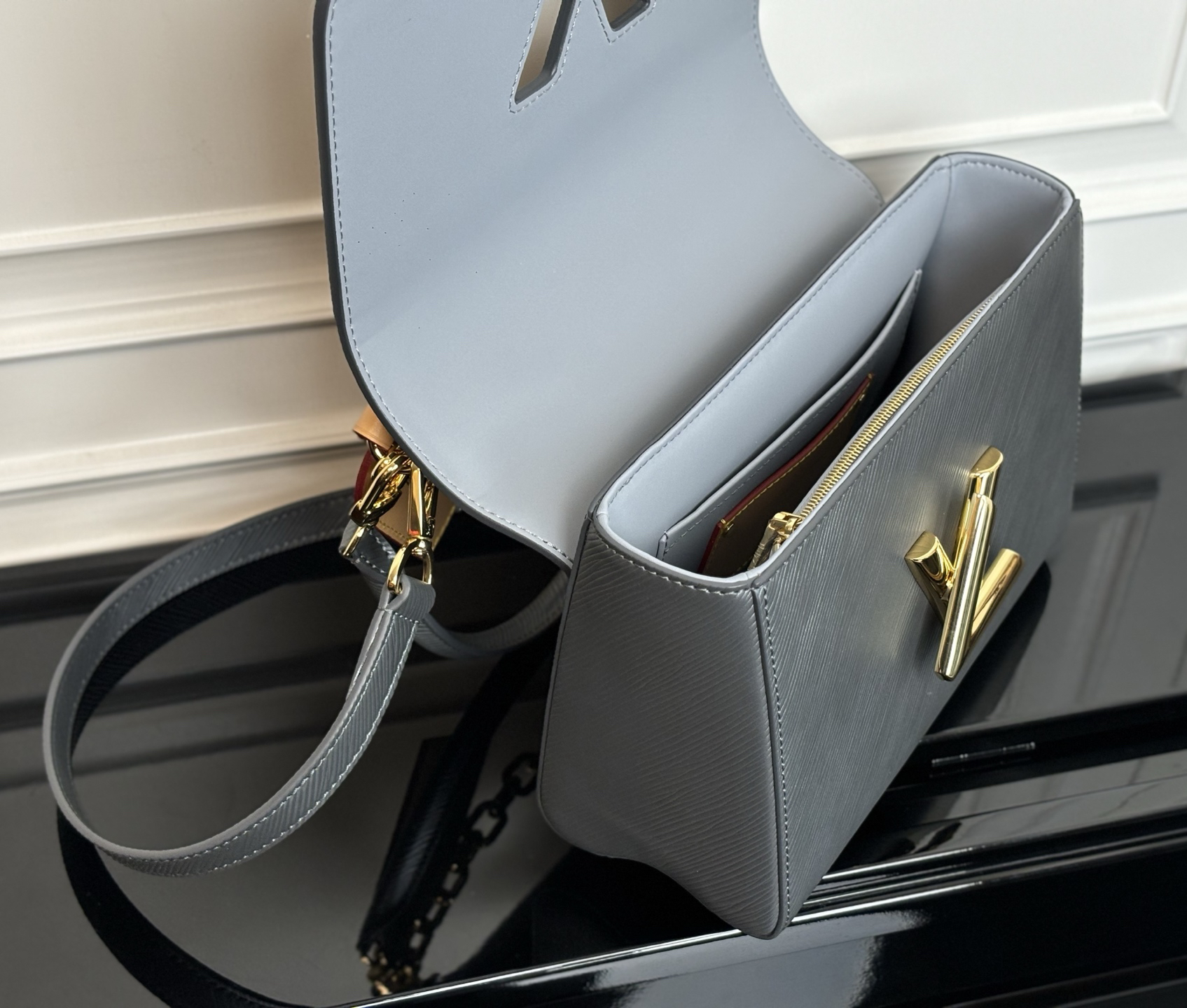 Louis Vuitton M14059 Twist MM Epi Leather Crossbody Bag - Image 7
