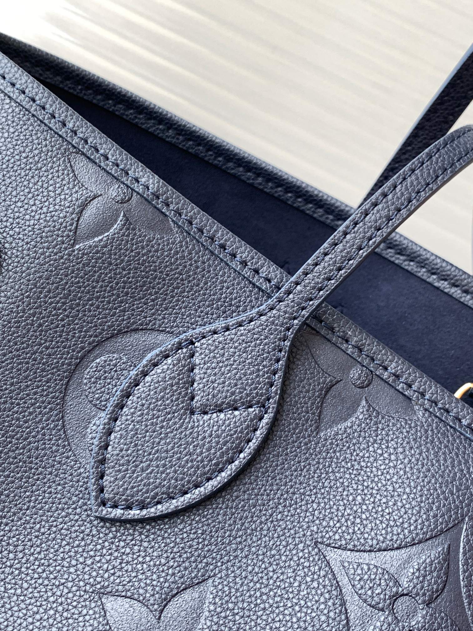 Louis Vuitton Neverfull MM Tote Bag with Detachable Zip Pouch - Image 7