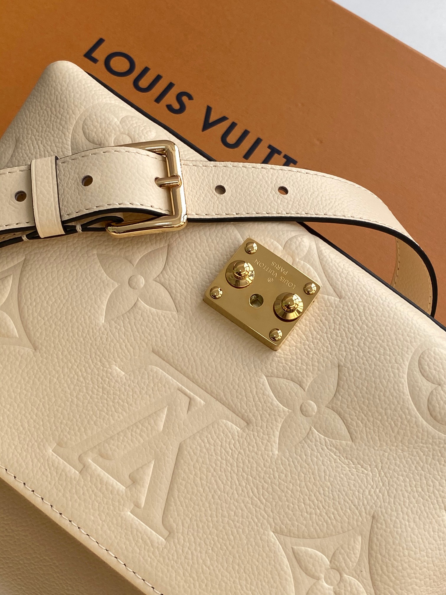 Louis Vuitton Madeleine BB Handbag - Image 7