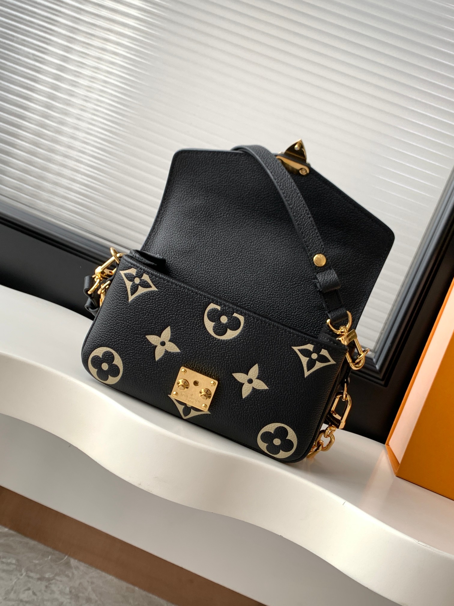 Pochette Métis East West Shoulder Bag M46596 - Image 7