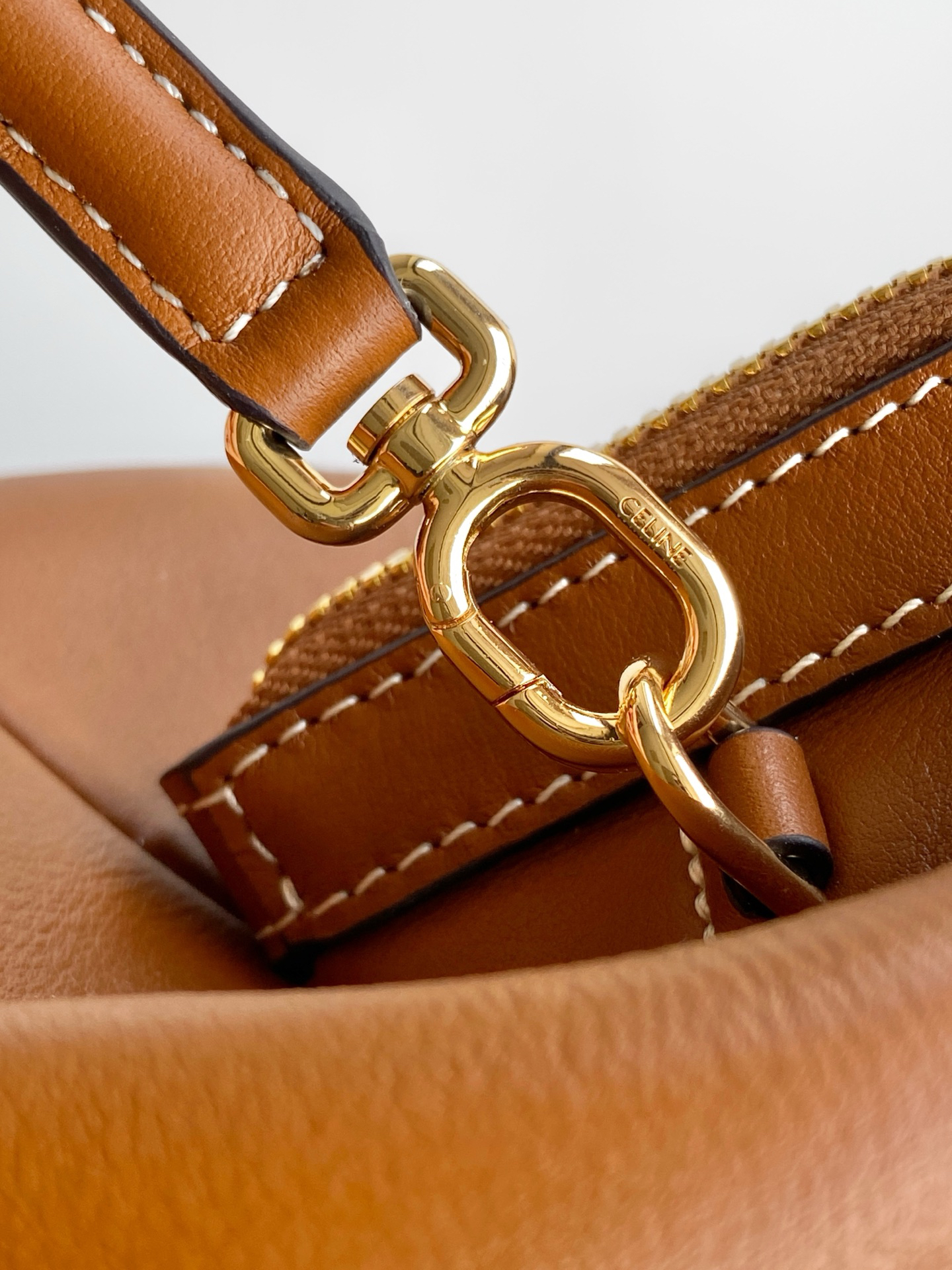 CE DOCTOR UCH Small Cowhide Handbag - Image 7