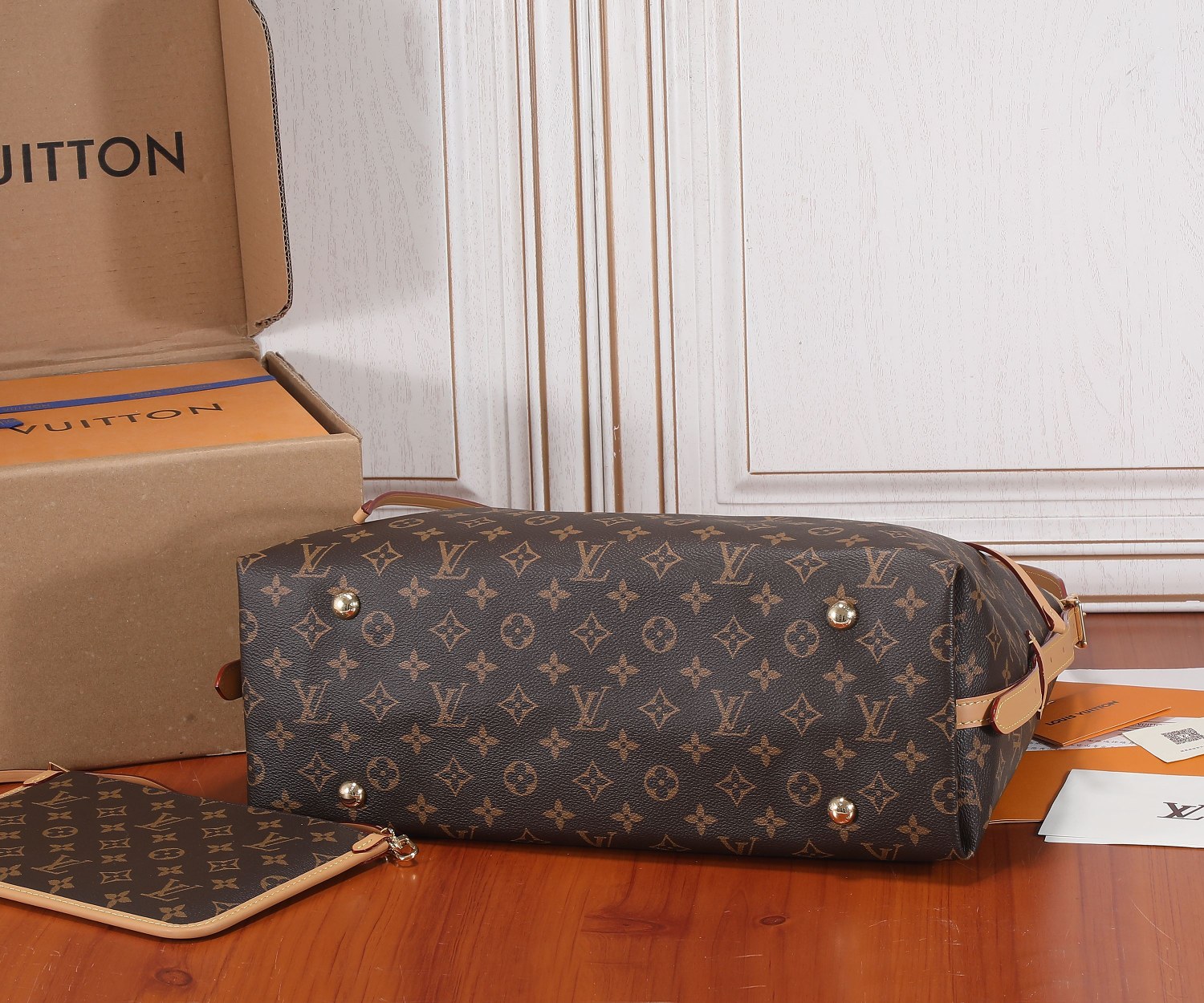 Louis Vuitton CarryAll MM Monogram Canvas Handbag - Image 7
