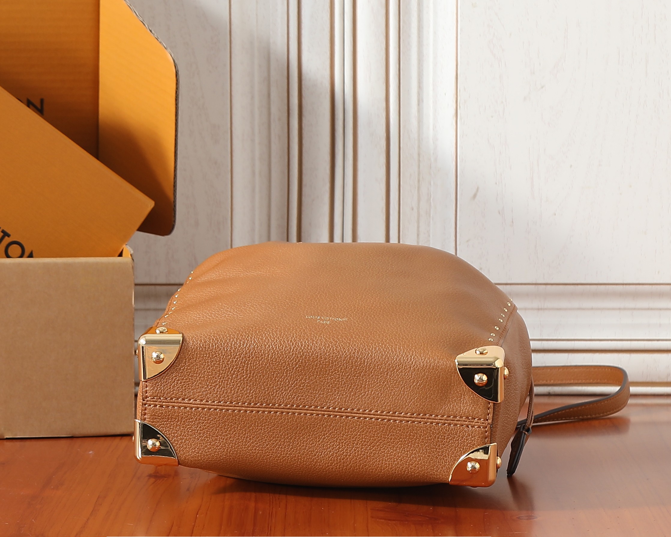 Louis Vuitton Noé Trunk Leather Crossbody Bag - Image 7