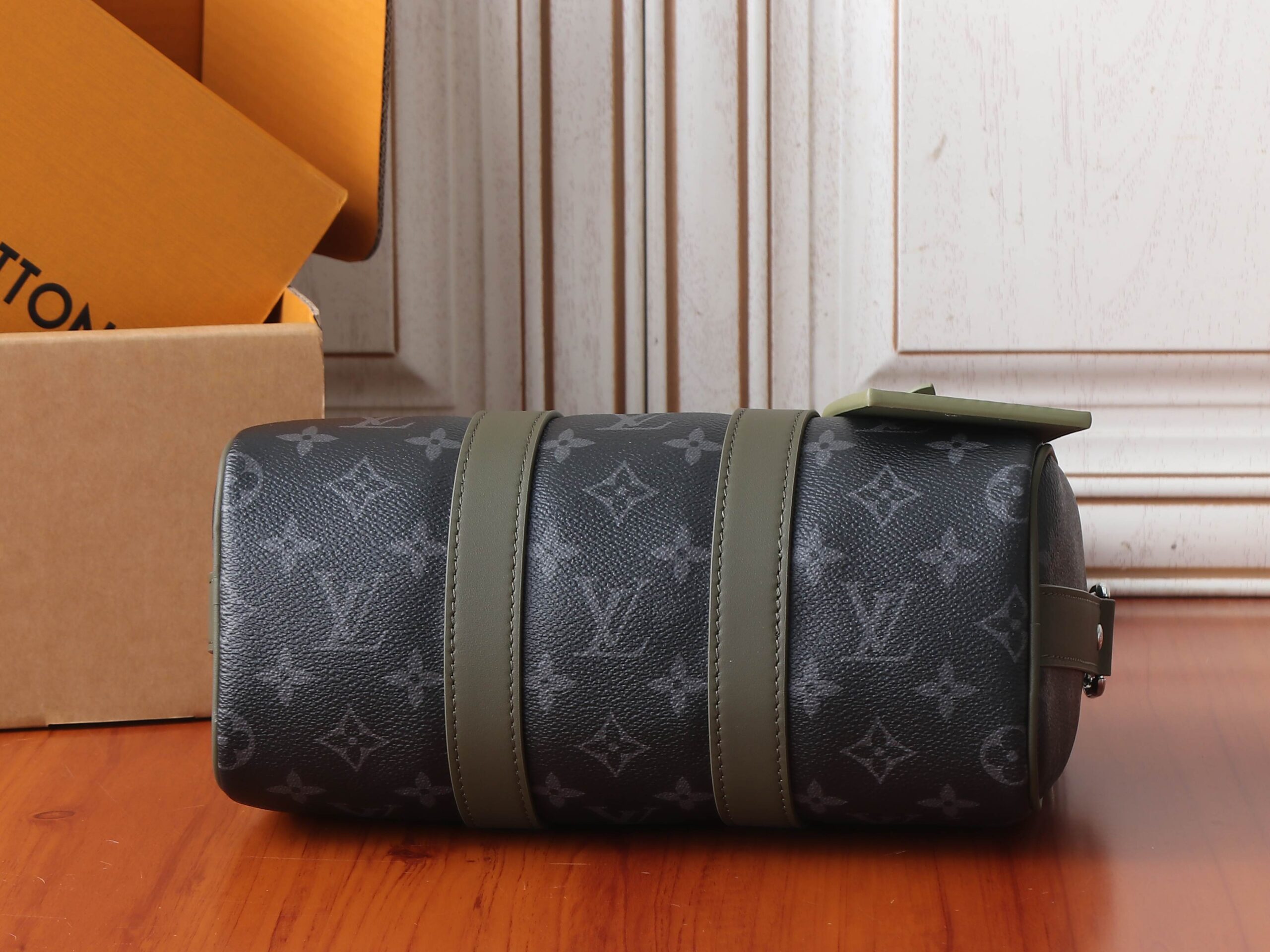 Louis Vuitton Keepall Bandoulière 25 Travel Bag in Monogram Eclipse Canvas - Image 7