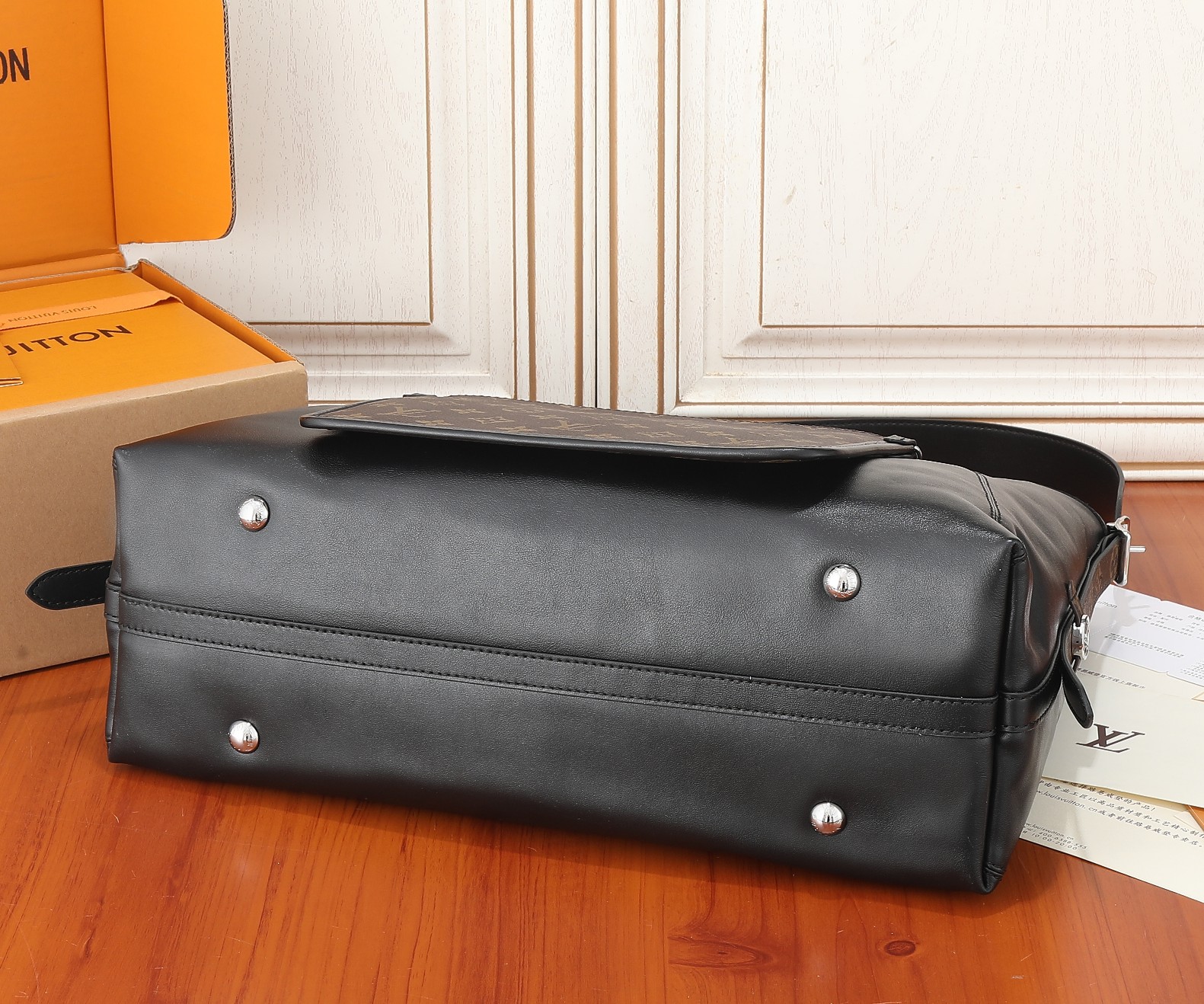 CarryAll Dark Medium Leather Handbag - Image 7