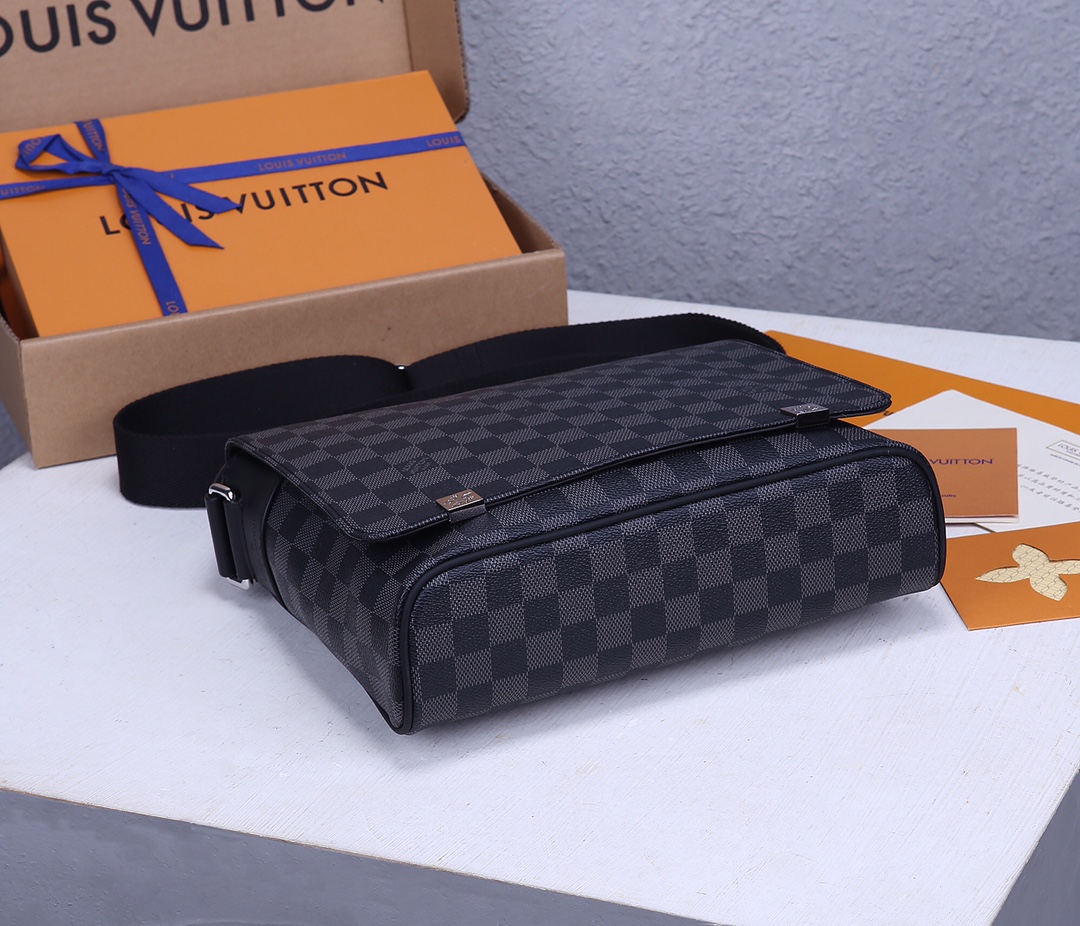Louis Vuitton District Small Messenger Bag in Damier Graphite Canvas - Image 7