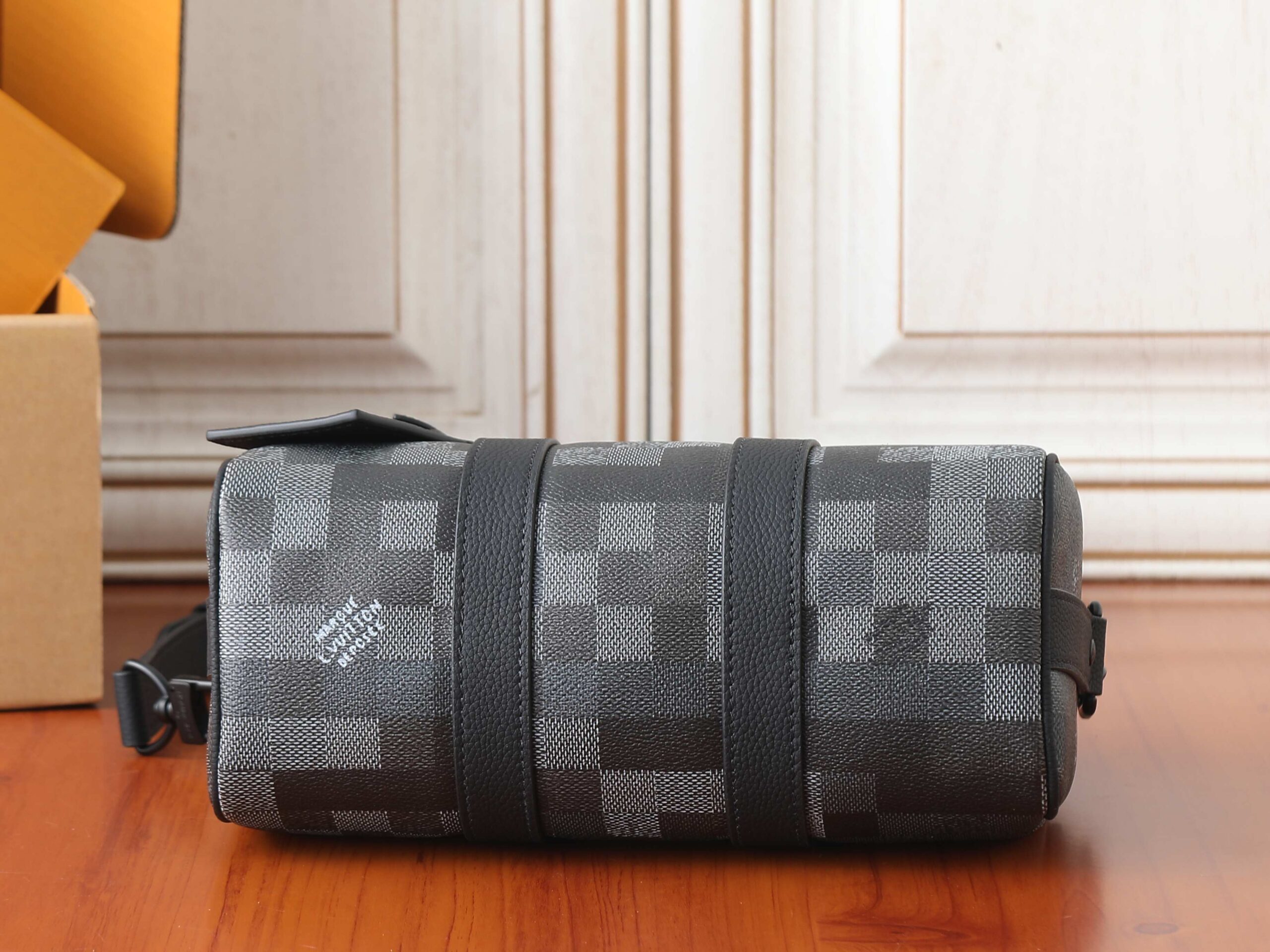 Louis Vuitton Keepall Bandoulière 25 Travel Bag in Damoflage Black - Image 7