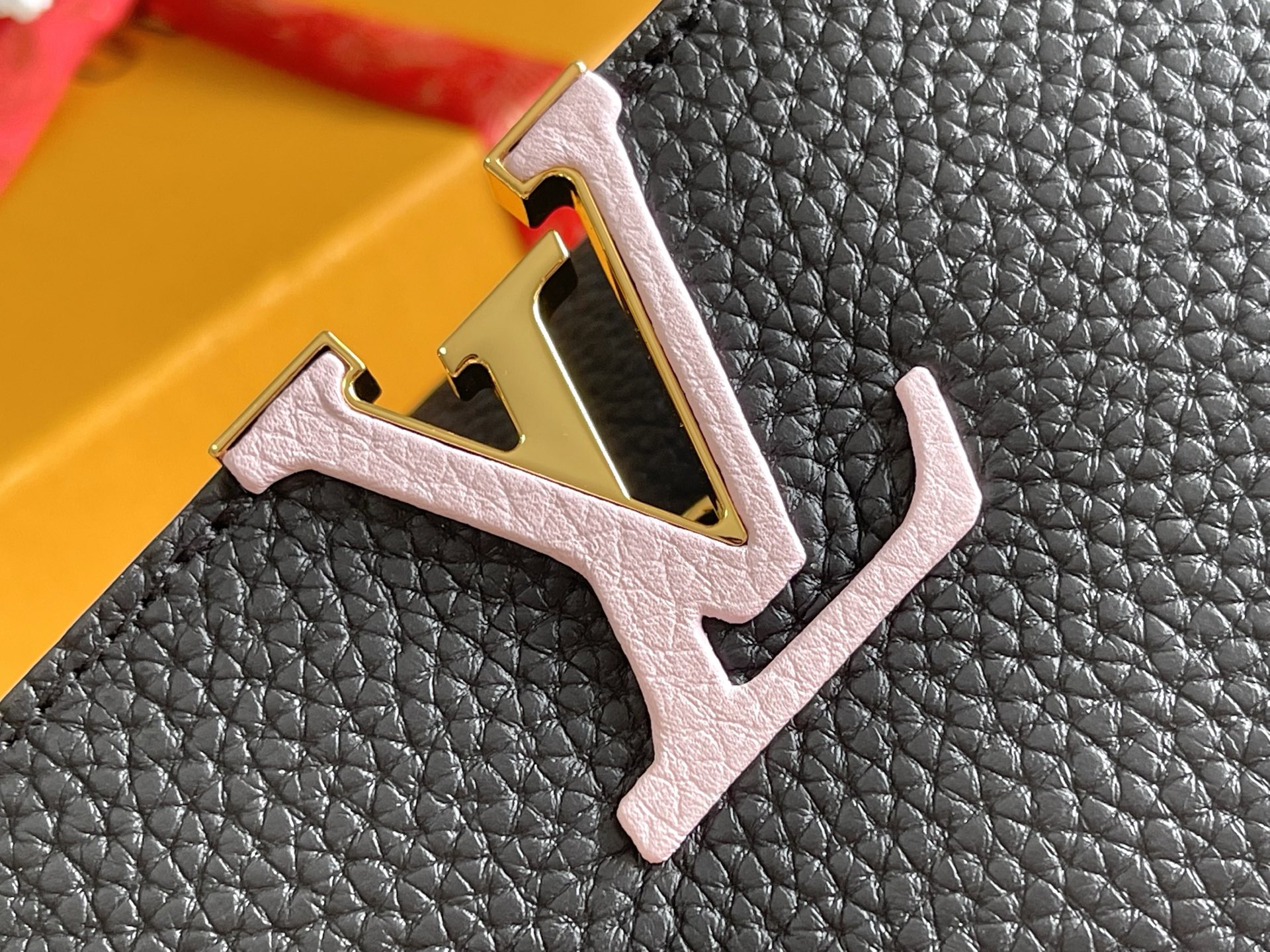 Louis Vuitton Capucines Small Handbag in Taurillon Leather - Image 7