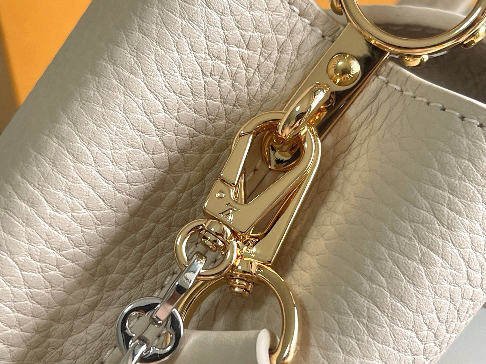 Louis Vuitton Capucines BB Handbag in White Cow Leather - Image 7