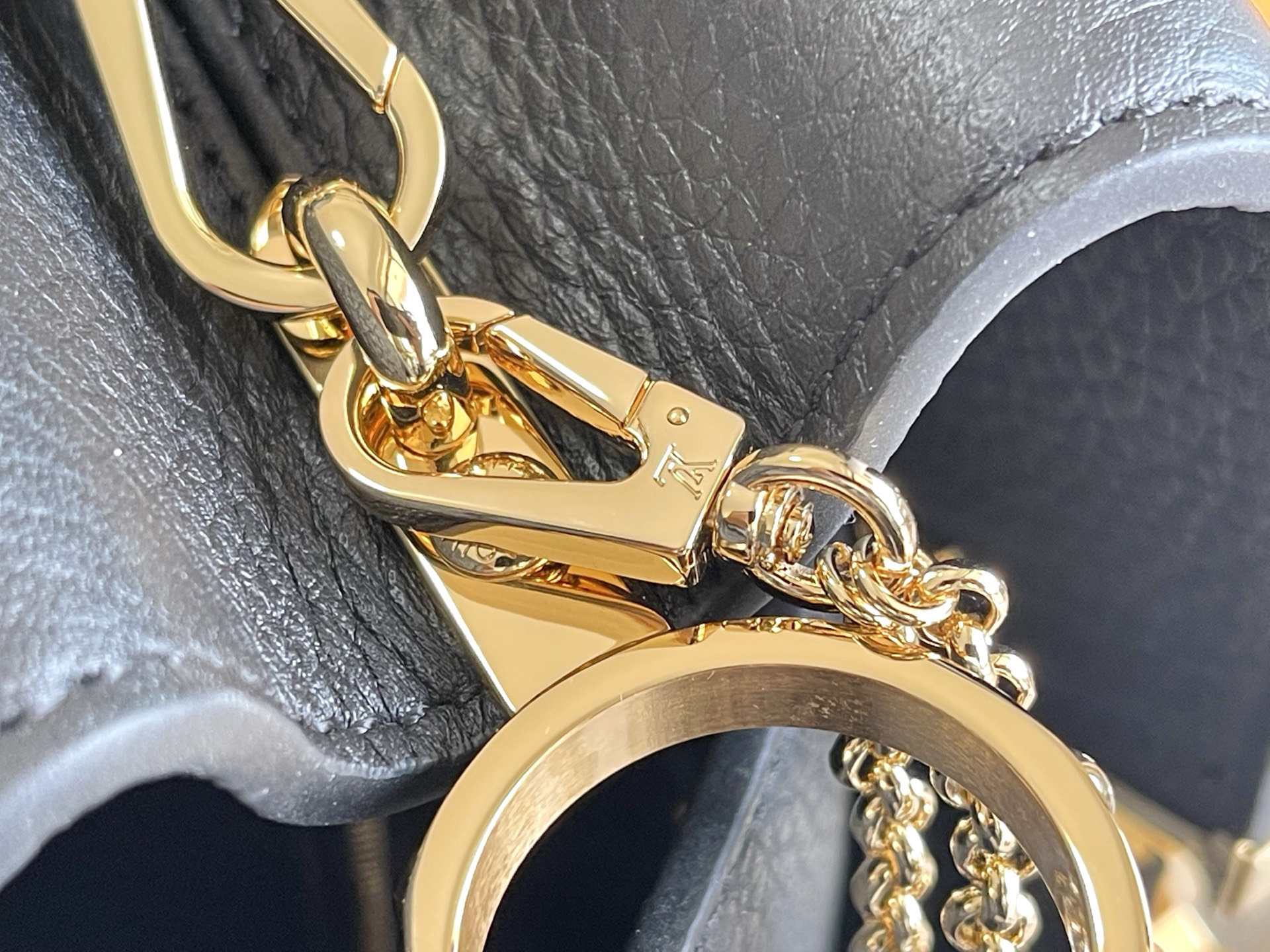 Louis Vuitton Capucines Small Black Leather Handbag - Image 7