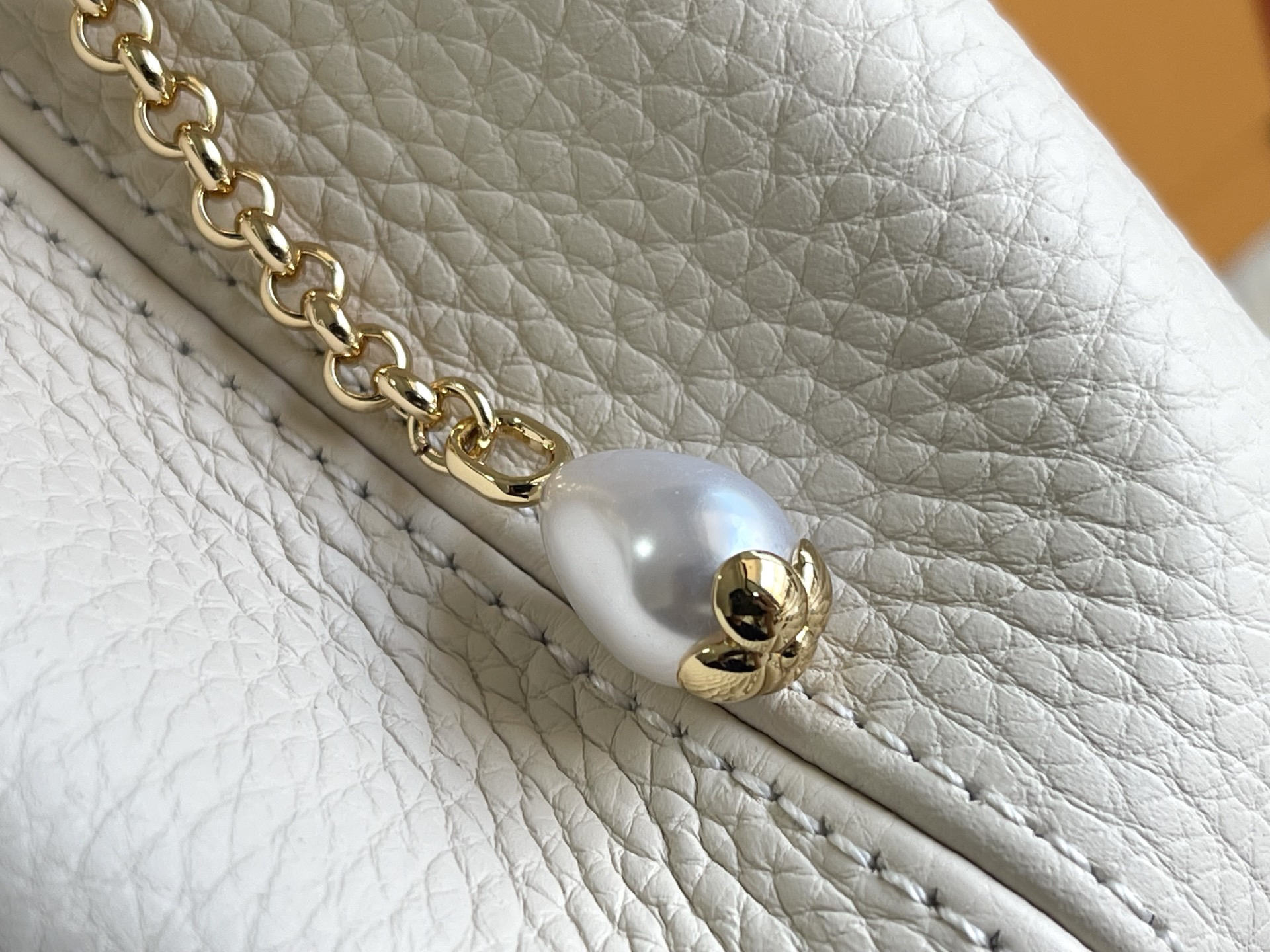 Louis Vuitton Capucines Handbag M25461 in Ivory and Lavender - Image 7