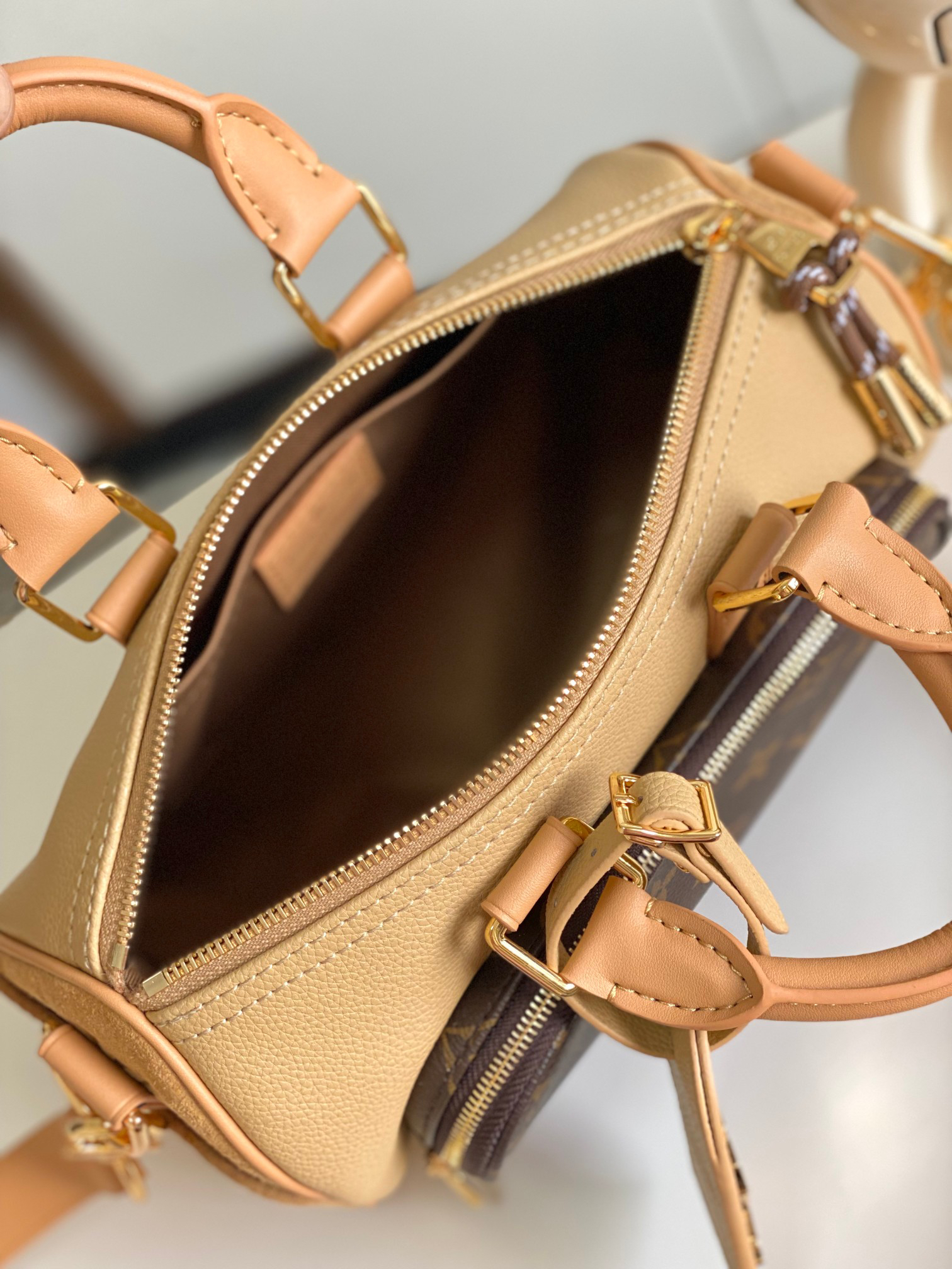 Louis Vuitton Keepall Bandoulière 25 Crossbody Bag - Image 7
