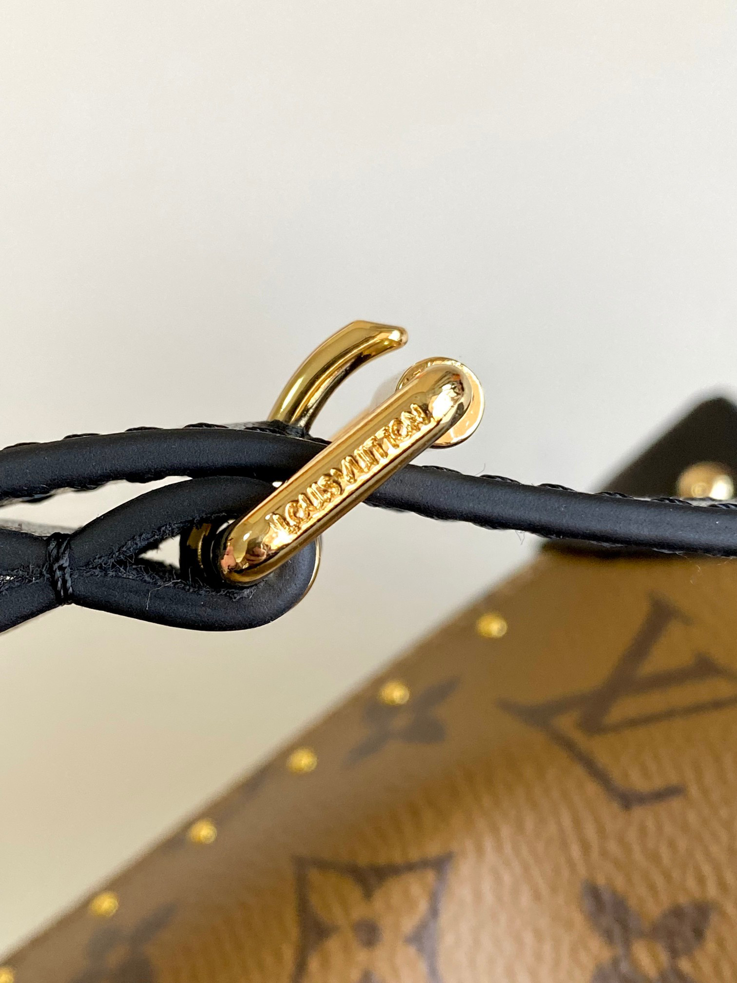 Louis Vuitton Noé Monogram Reverse Shoulder Bag - Image 7