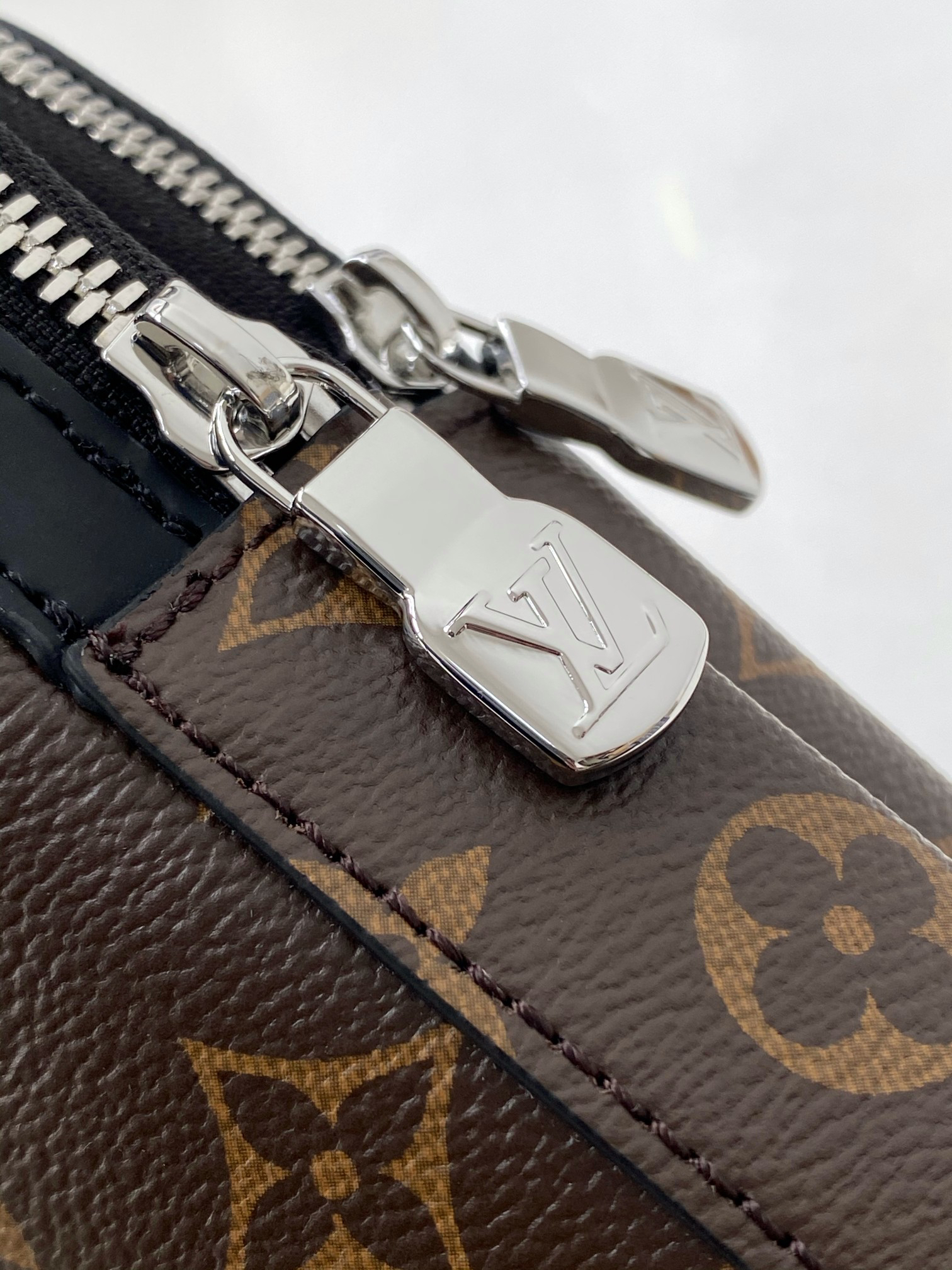 Avenue Damier Graphite Shoulder Bag - Image 7
