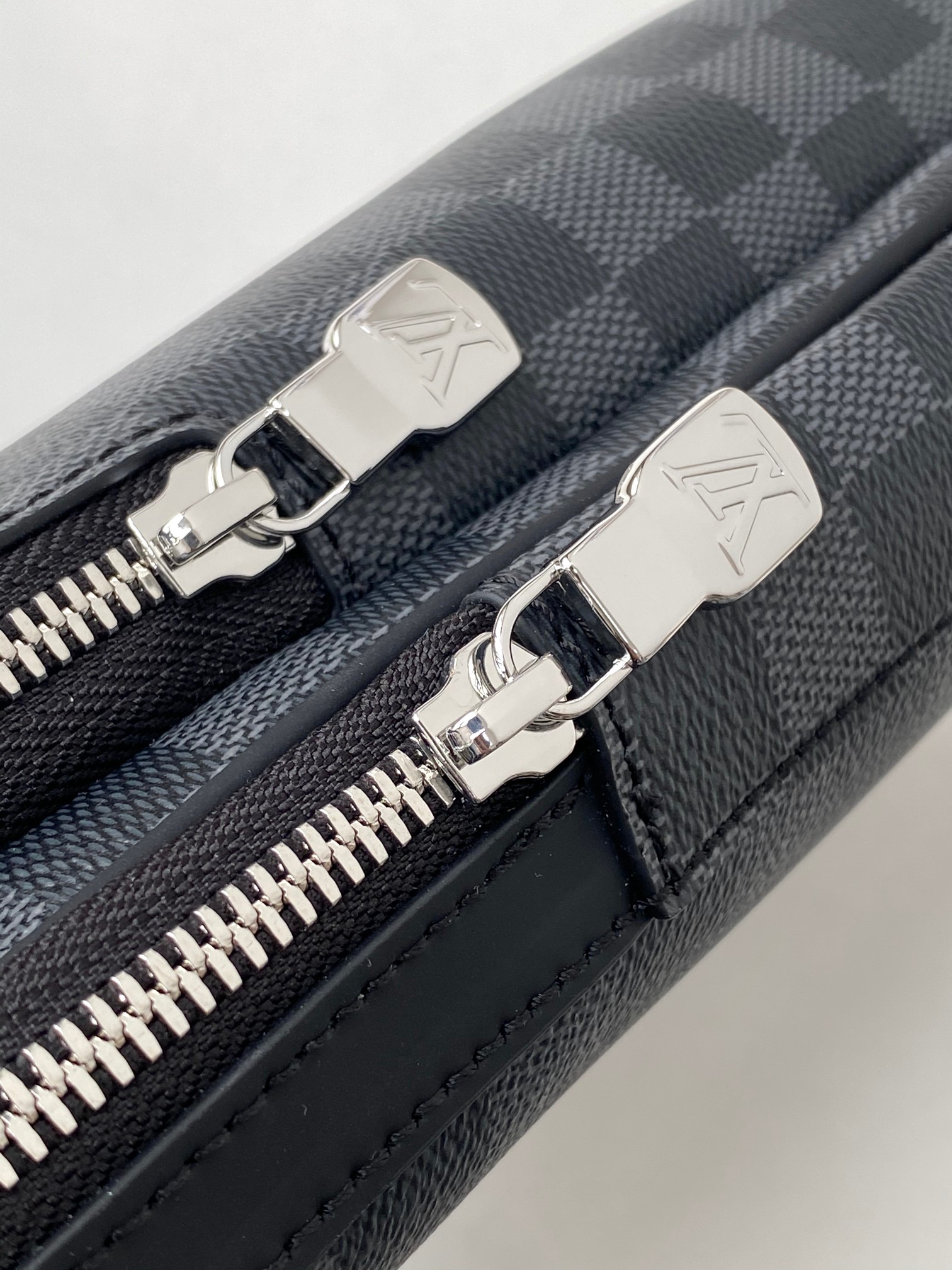 Avenue Damier Graphite Shoulder Bag - Image 7
