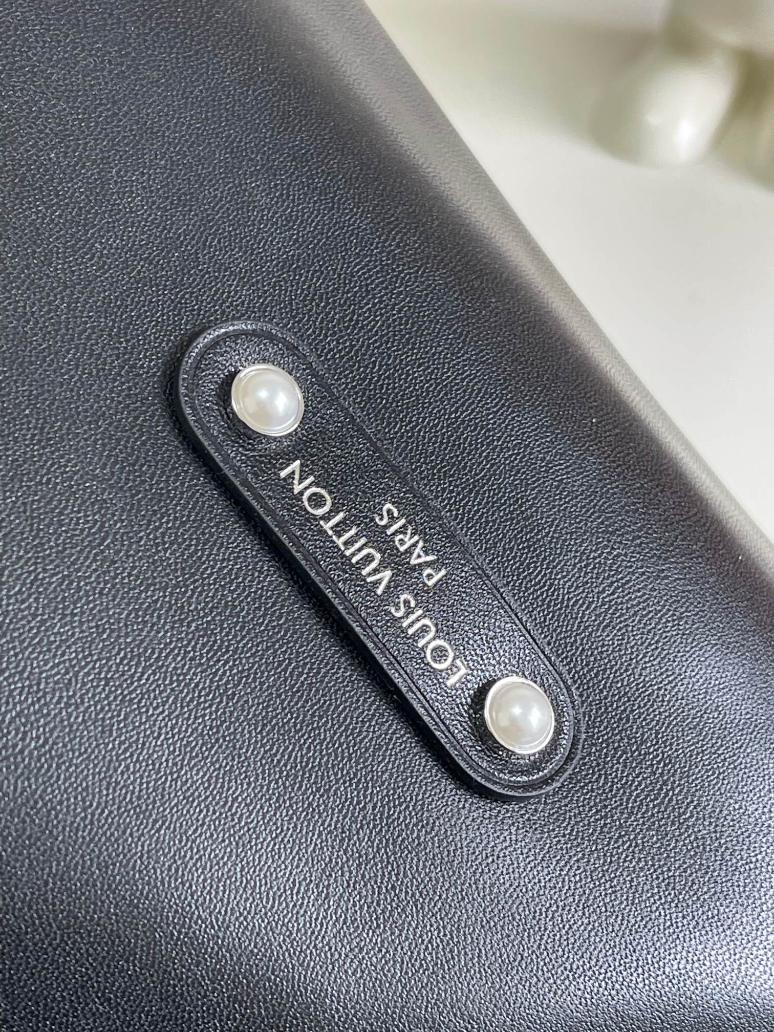 Louis Vuitton Métis Handbag M13986 in Black - Image 7