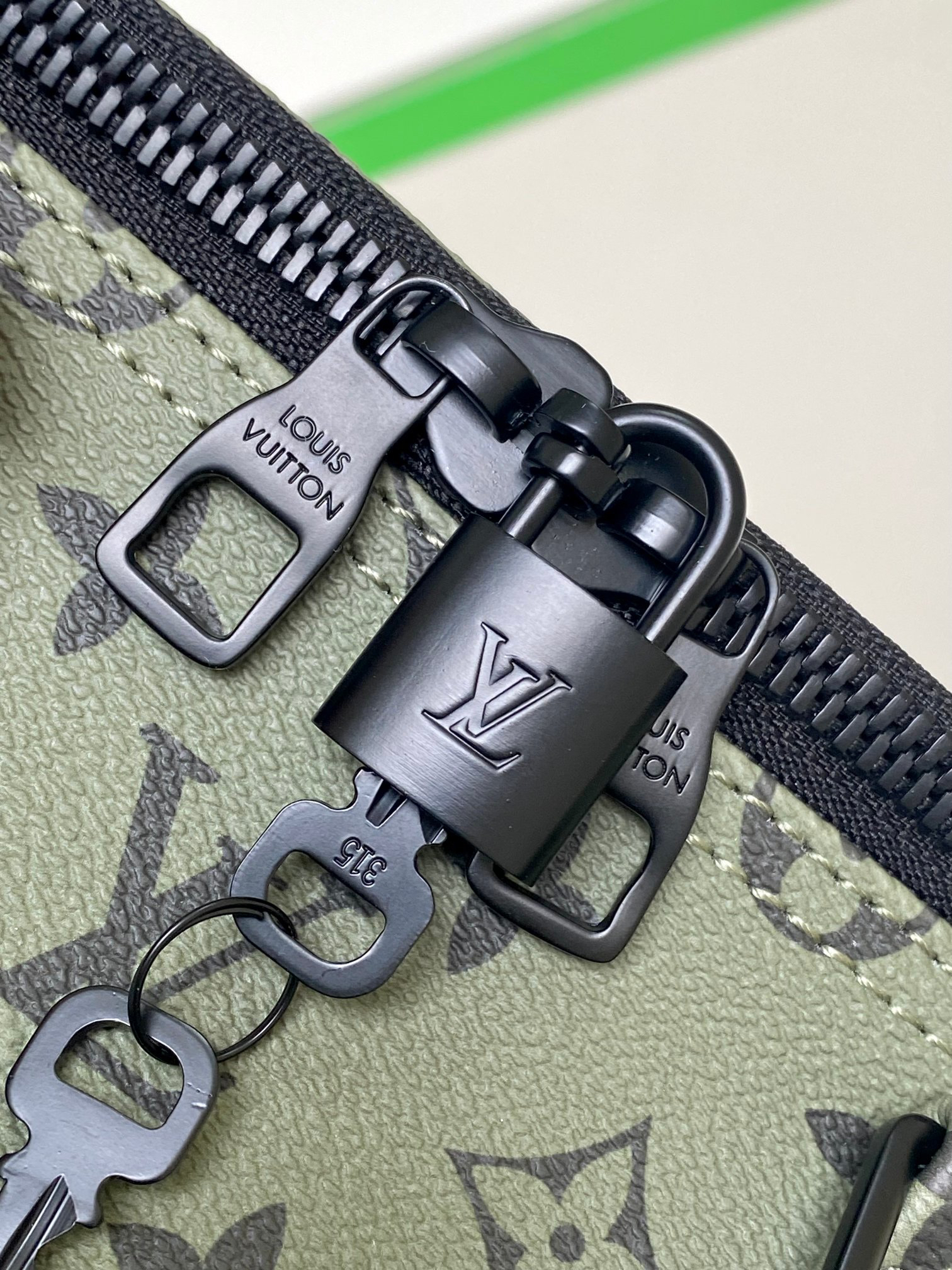 Louis Vuitton Keepall Bandoulière 55 Monogram Tones Travel Bag - Image 7