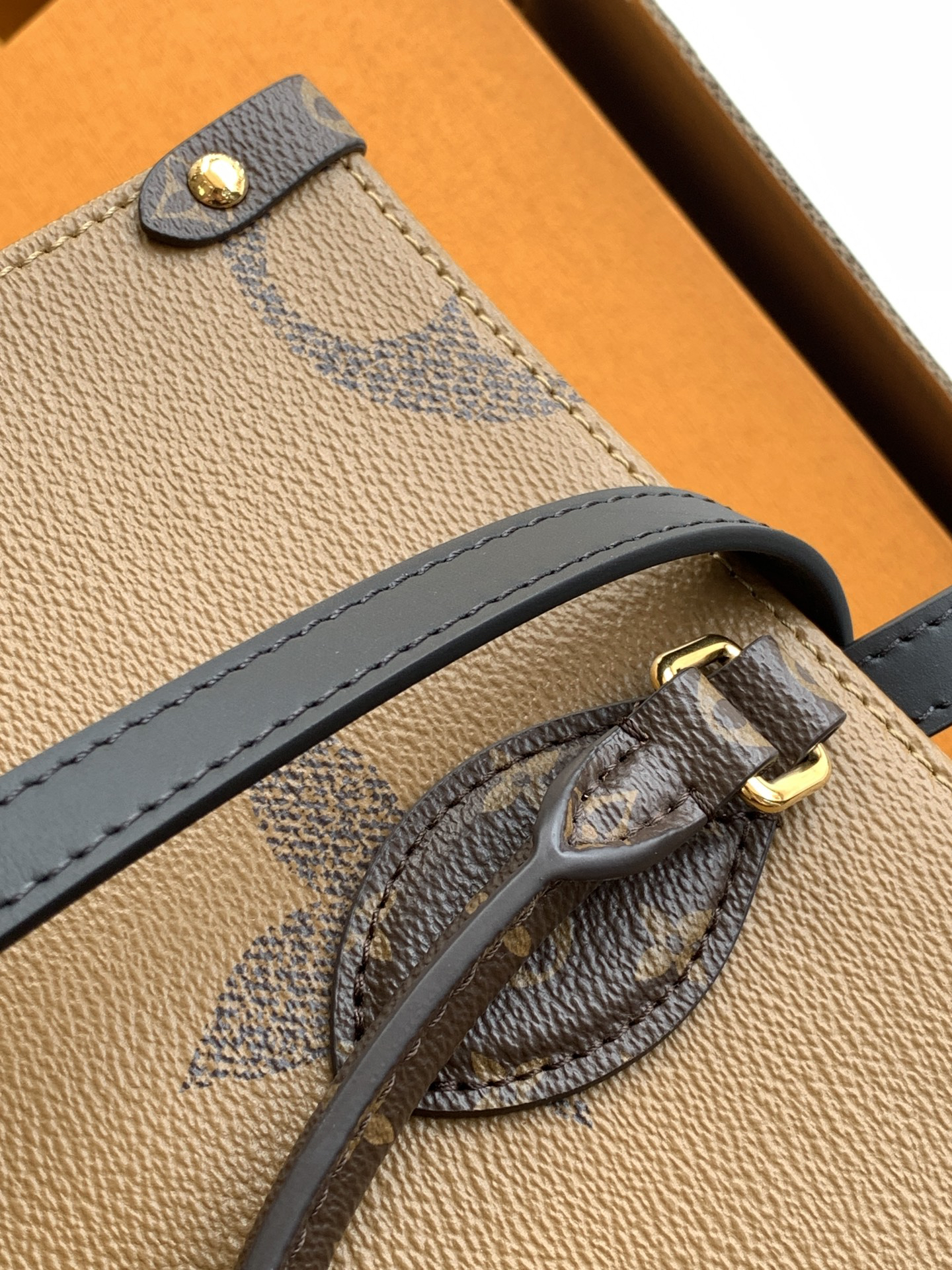 Louis Vuitton Onthego MM Leather Tote Bag - Image 7