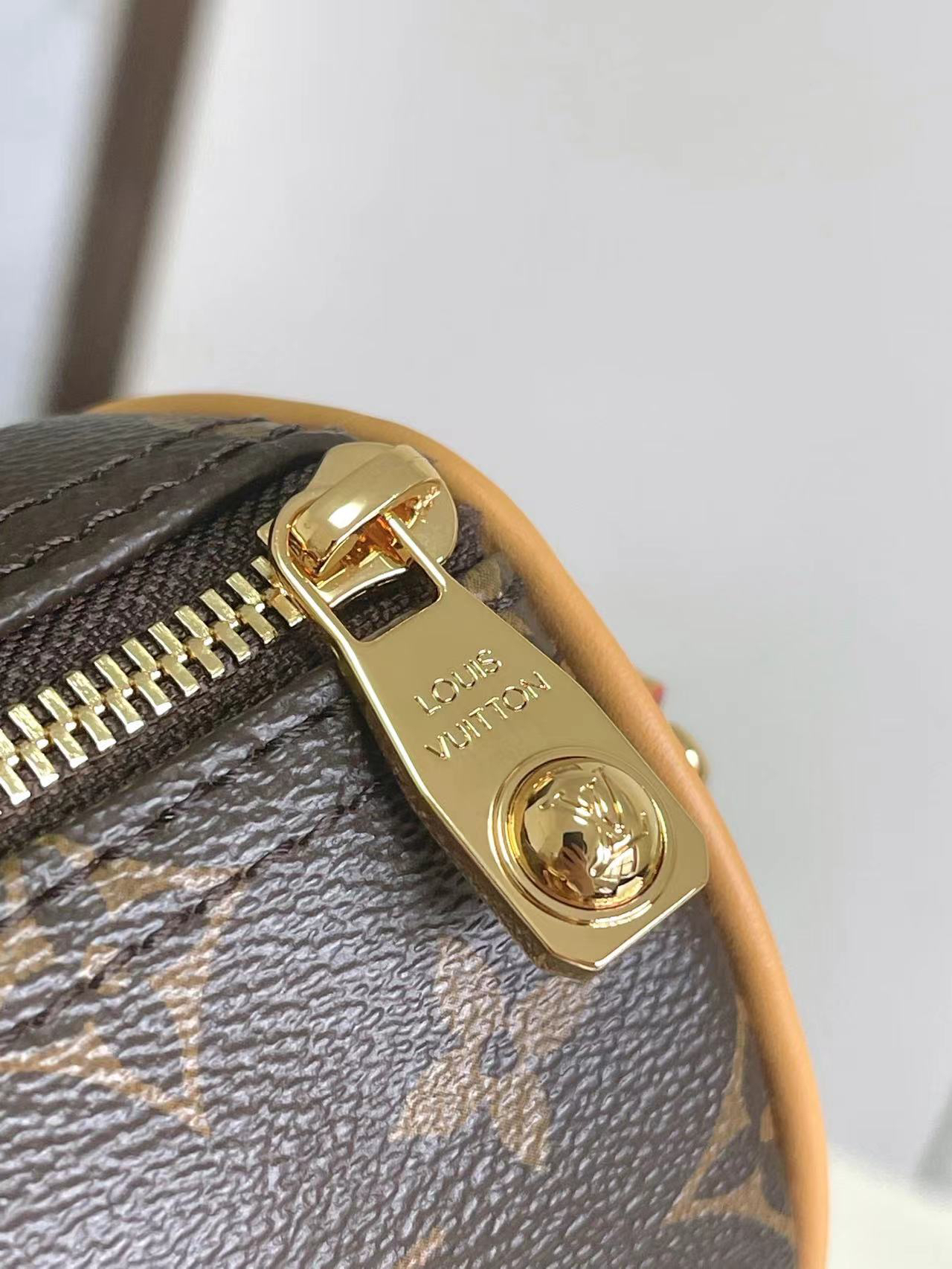 Louis Vuitton Keepall Bandoulière 25 Crossbody Bag - Image 7