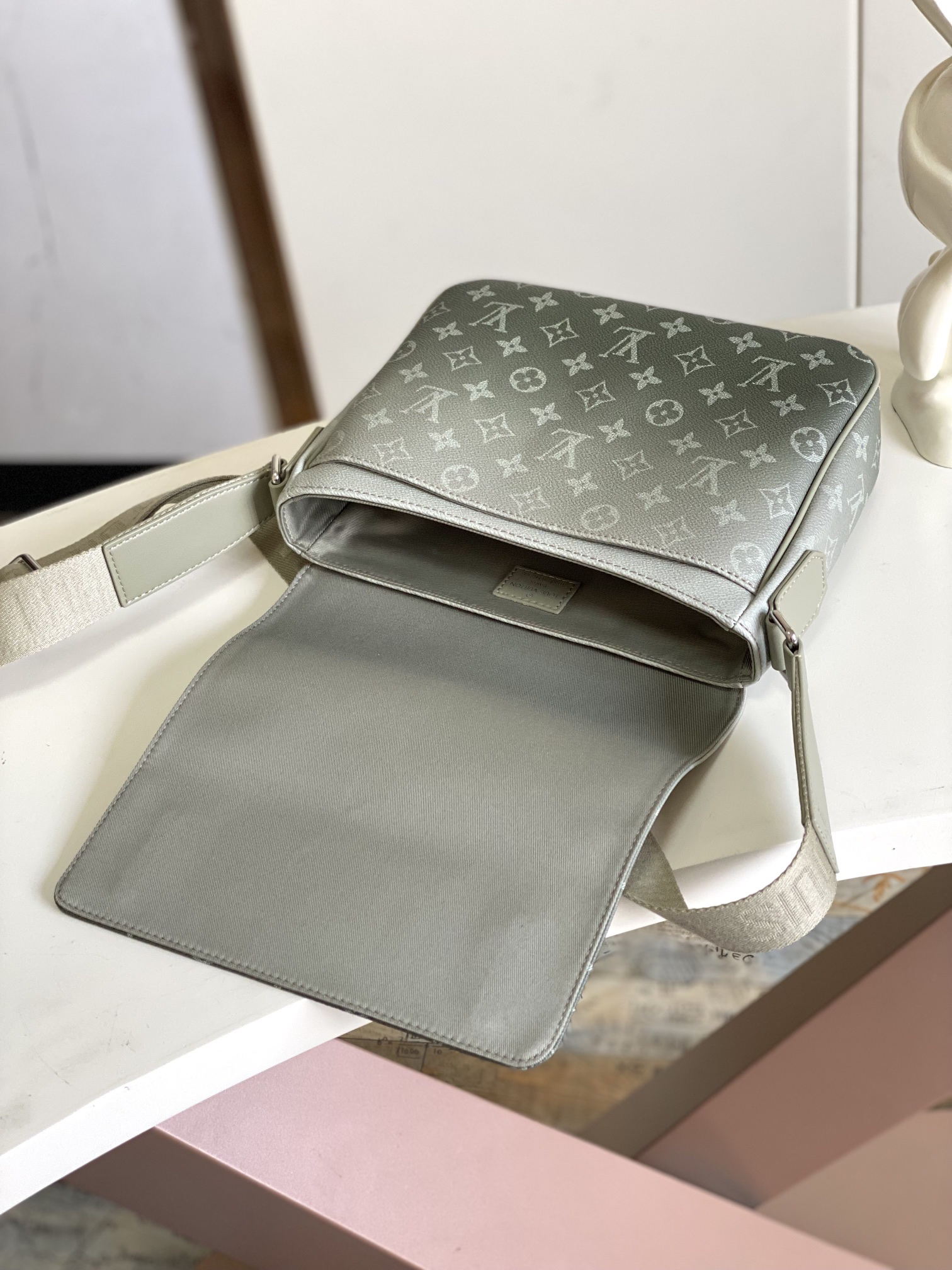 Louis Vuitton District Small Messenger Bag M11593 - Image 7