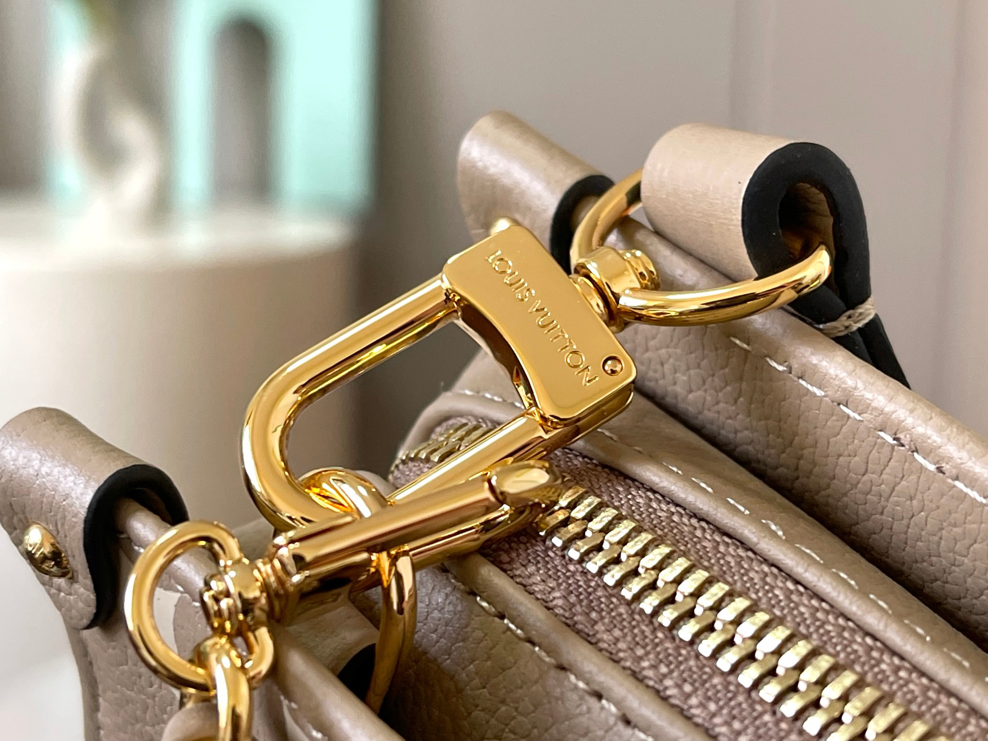 Louis Vuitton OnTheGo East West Handbag in Monogram Empreinte Leather - Image 7