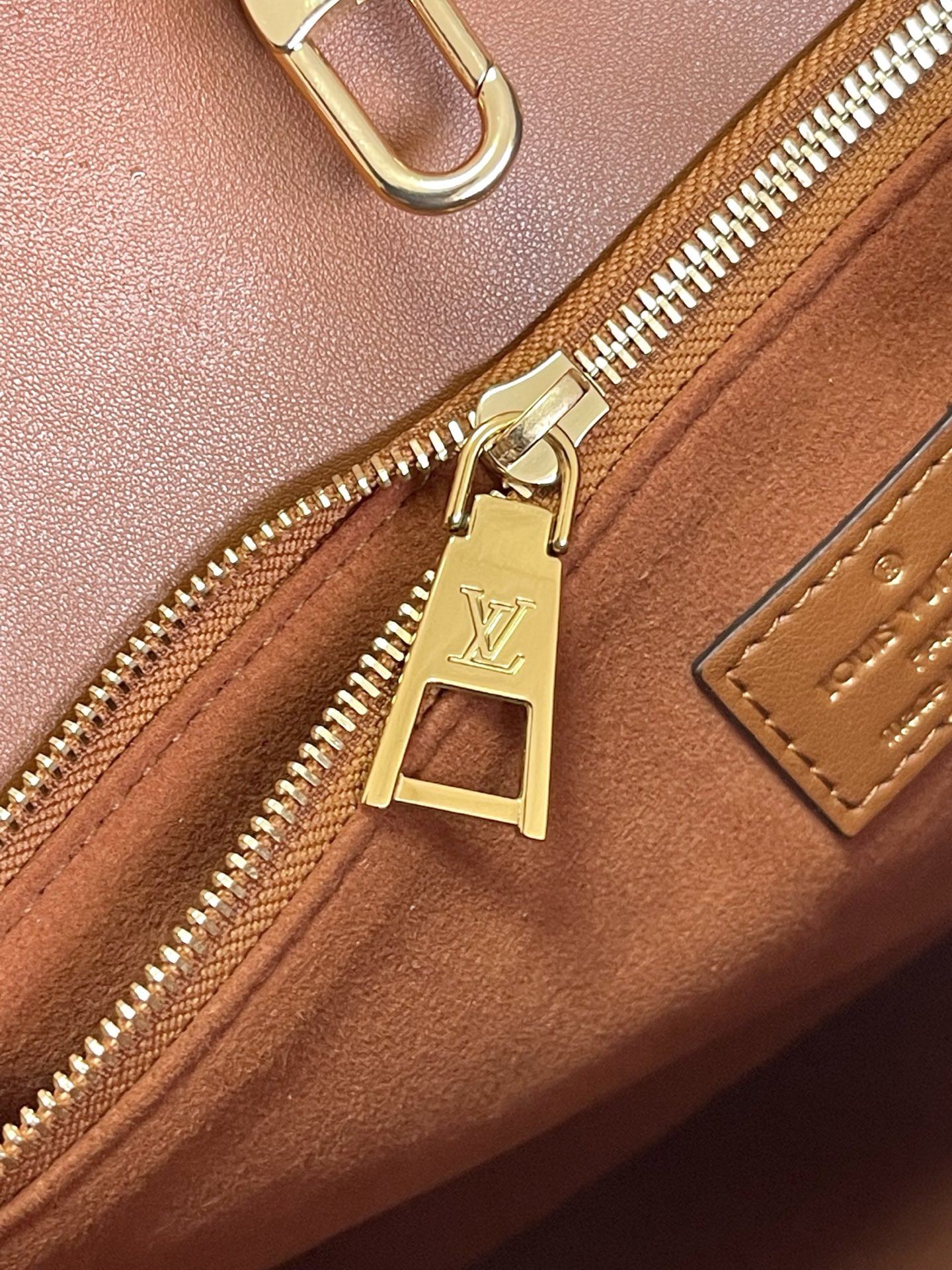 Louis Vuitton OnTheGo Organizer Crossbody Bag - Image 7