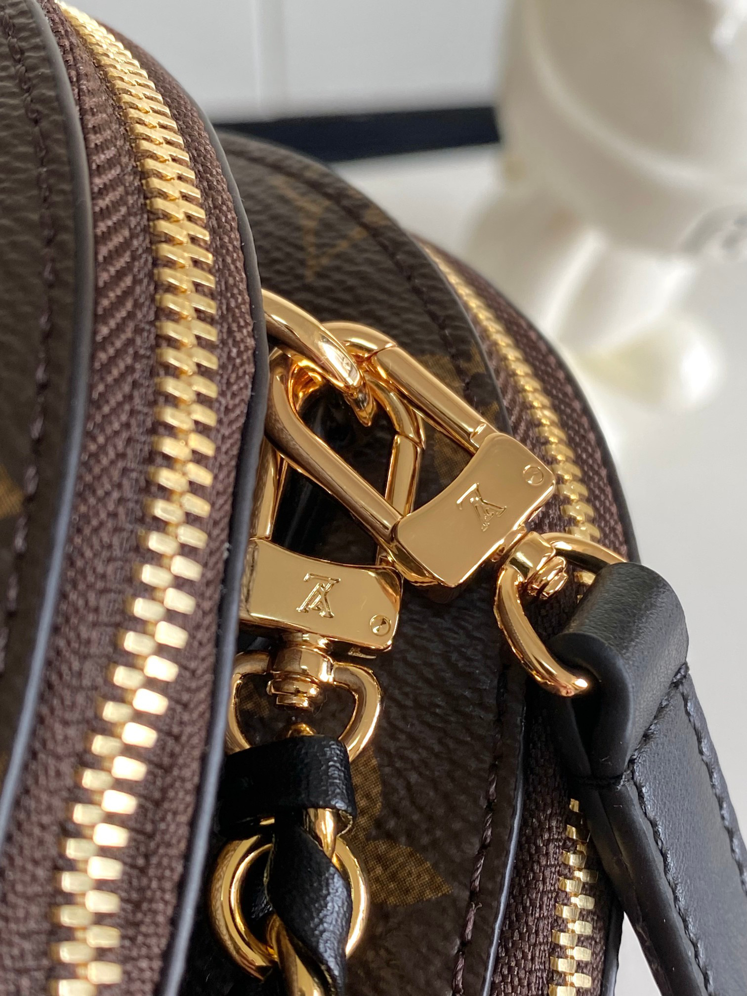 Louis Vuitton Alma Leather Crossbody Bag - Image 7