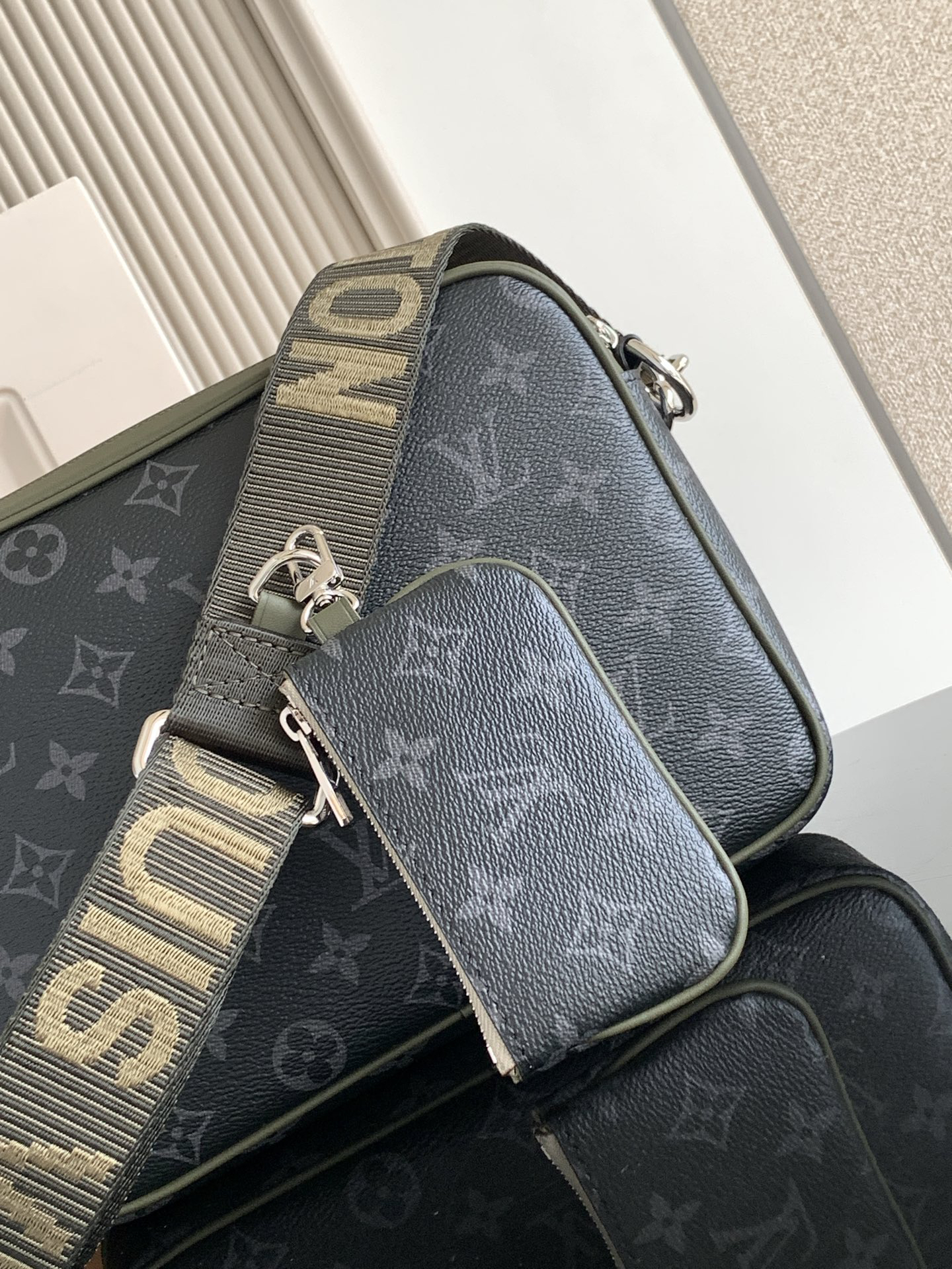Louis Vuitton M28628 Leather Crossbody Bag - Image 7