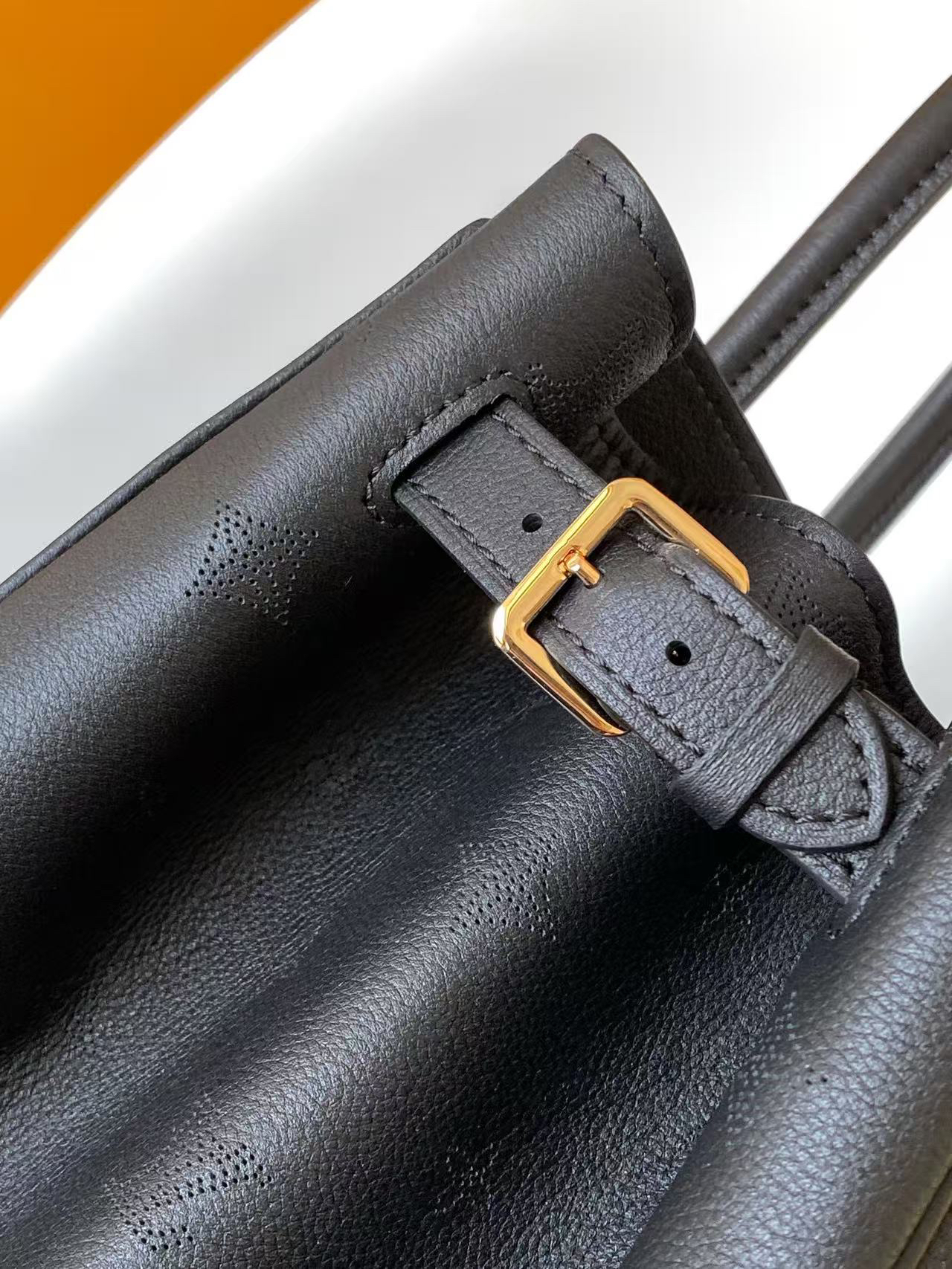 Vendôme Leather Handbag with Adjustable Side Straps - Image 7