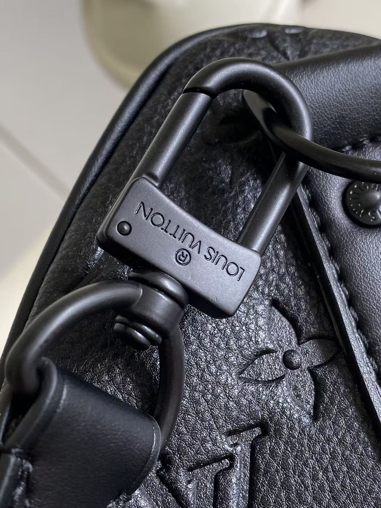 Louis Vuitton Keepall Bandoulière 35 Travel Bag in Monogram Eclipse Canvas - Image 7
