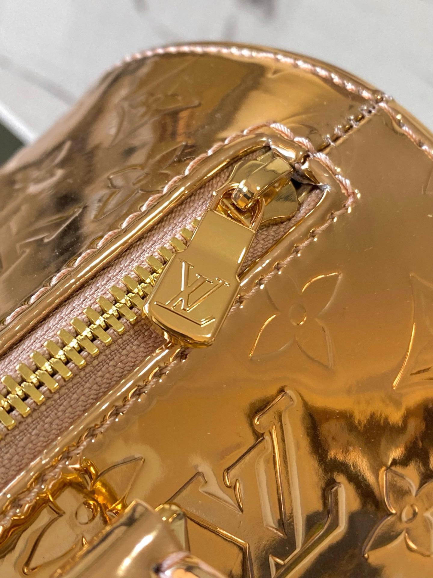 Louis Vuitton Speedy Bandoulière 25 Crossbody Bag in Rose Gold Monogram Mirror Canvas - Image 7