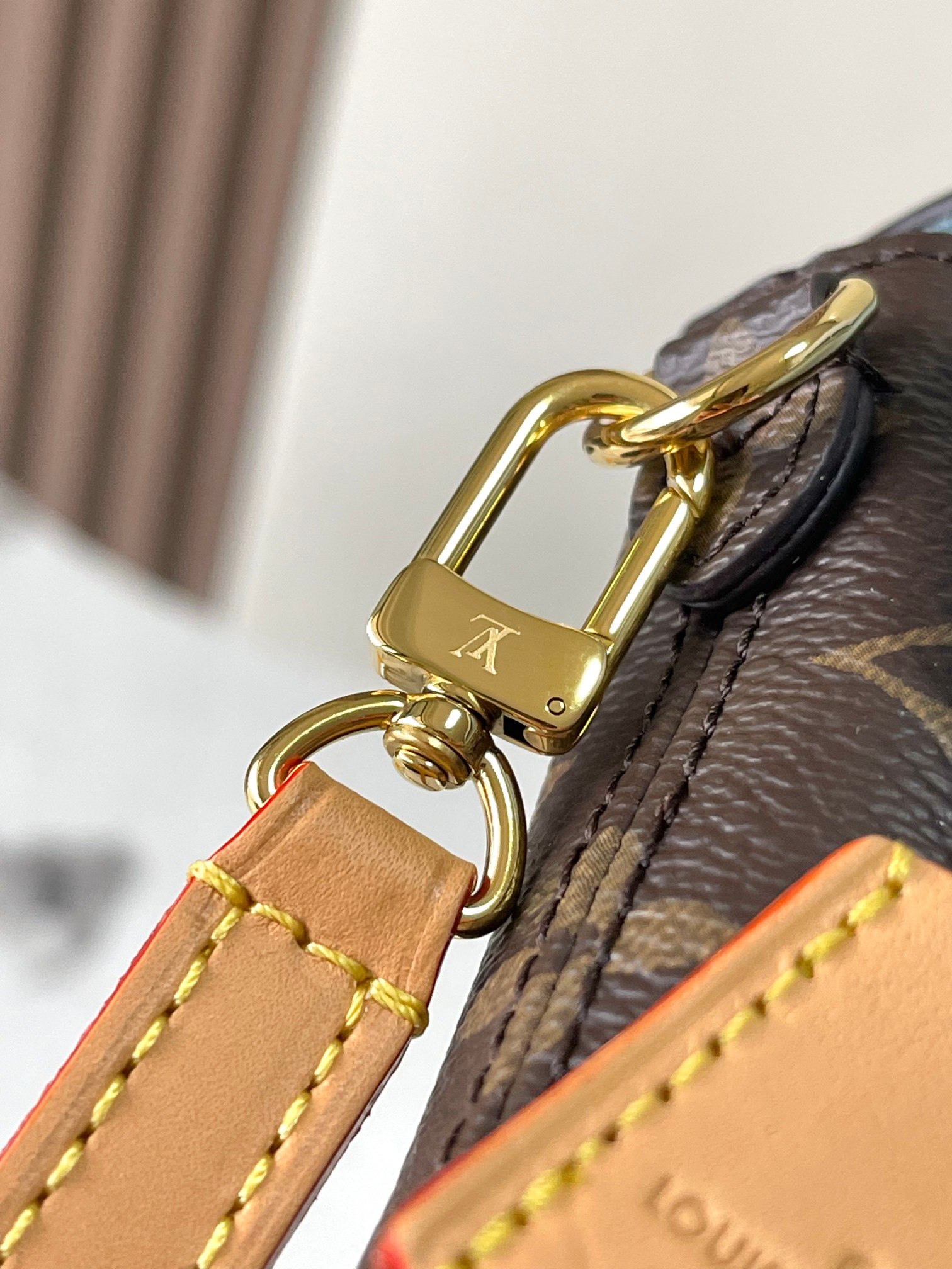 VIVIENNE Leather Phone Crossbody Bag M12269 - Image 7