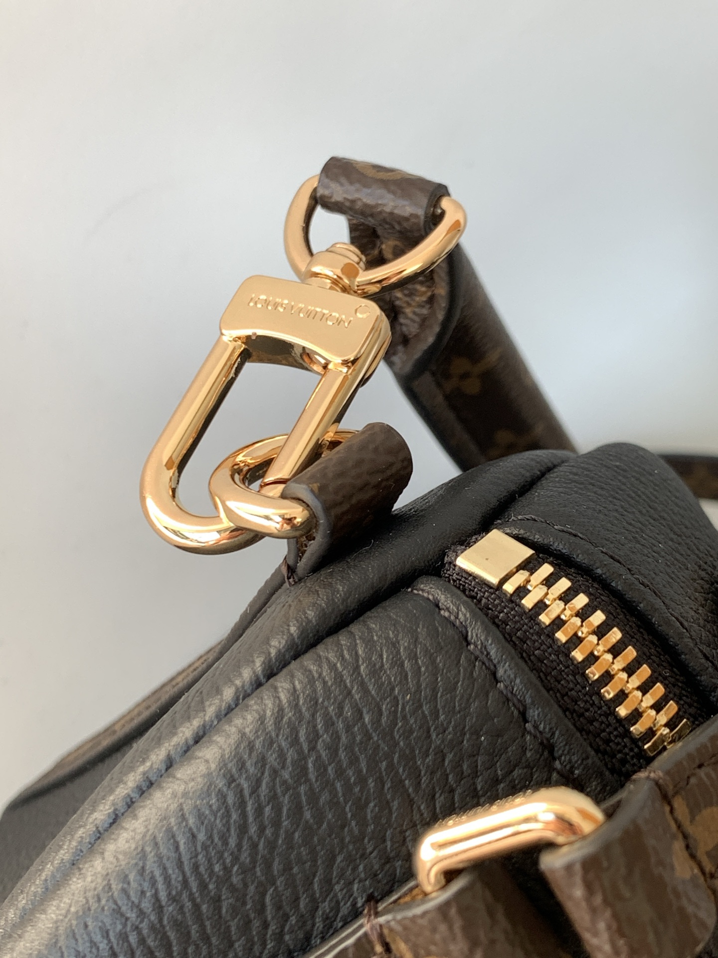 Louis Vuitton Express Small Black Cowhide Crossbody Bag - Image 7