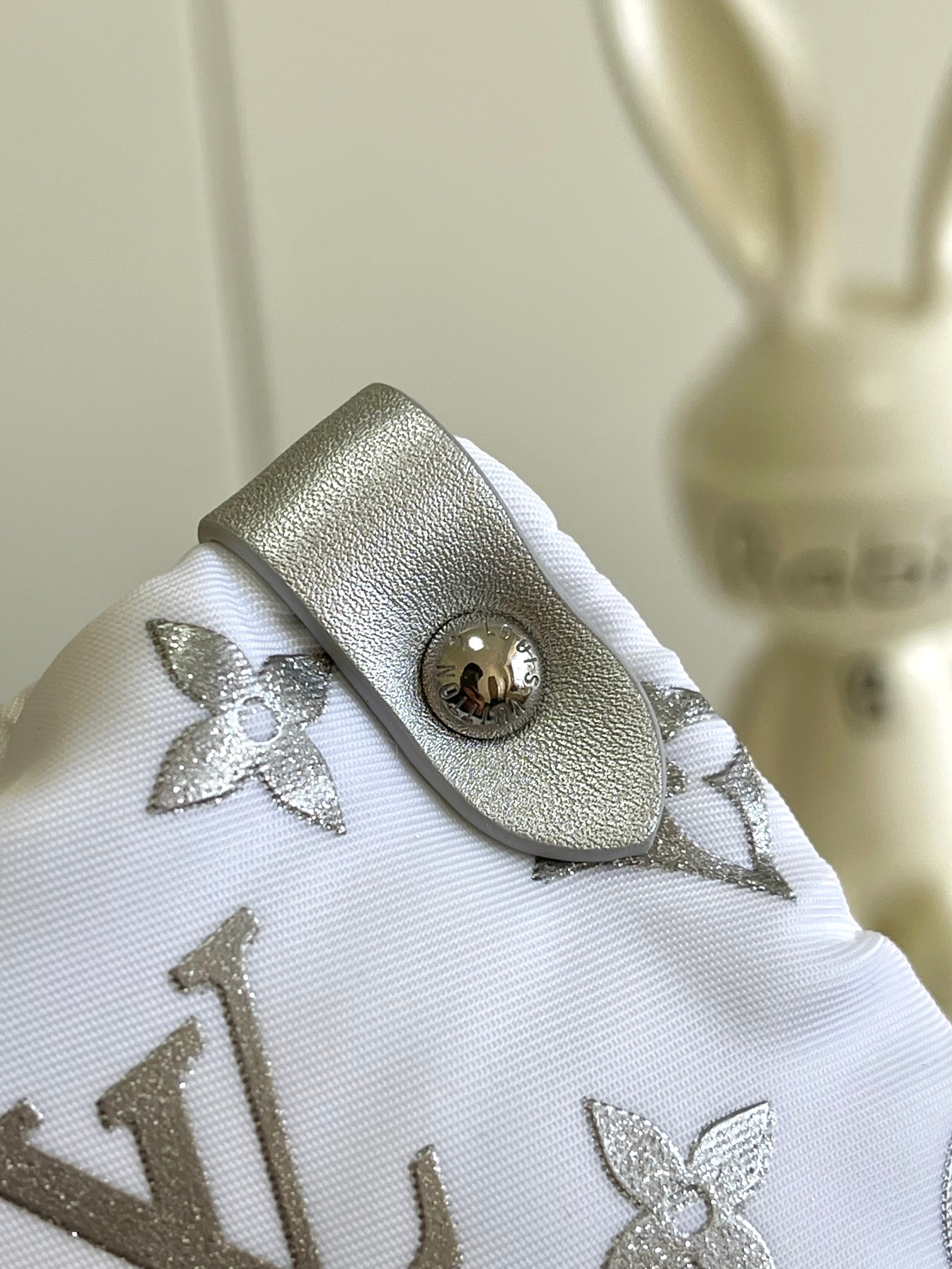 Louis Vuitton OnTheGo Medium Tote Bag in Silver Monogram Canvas - Image 7
