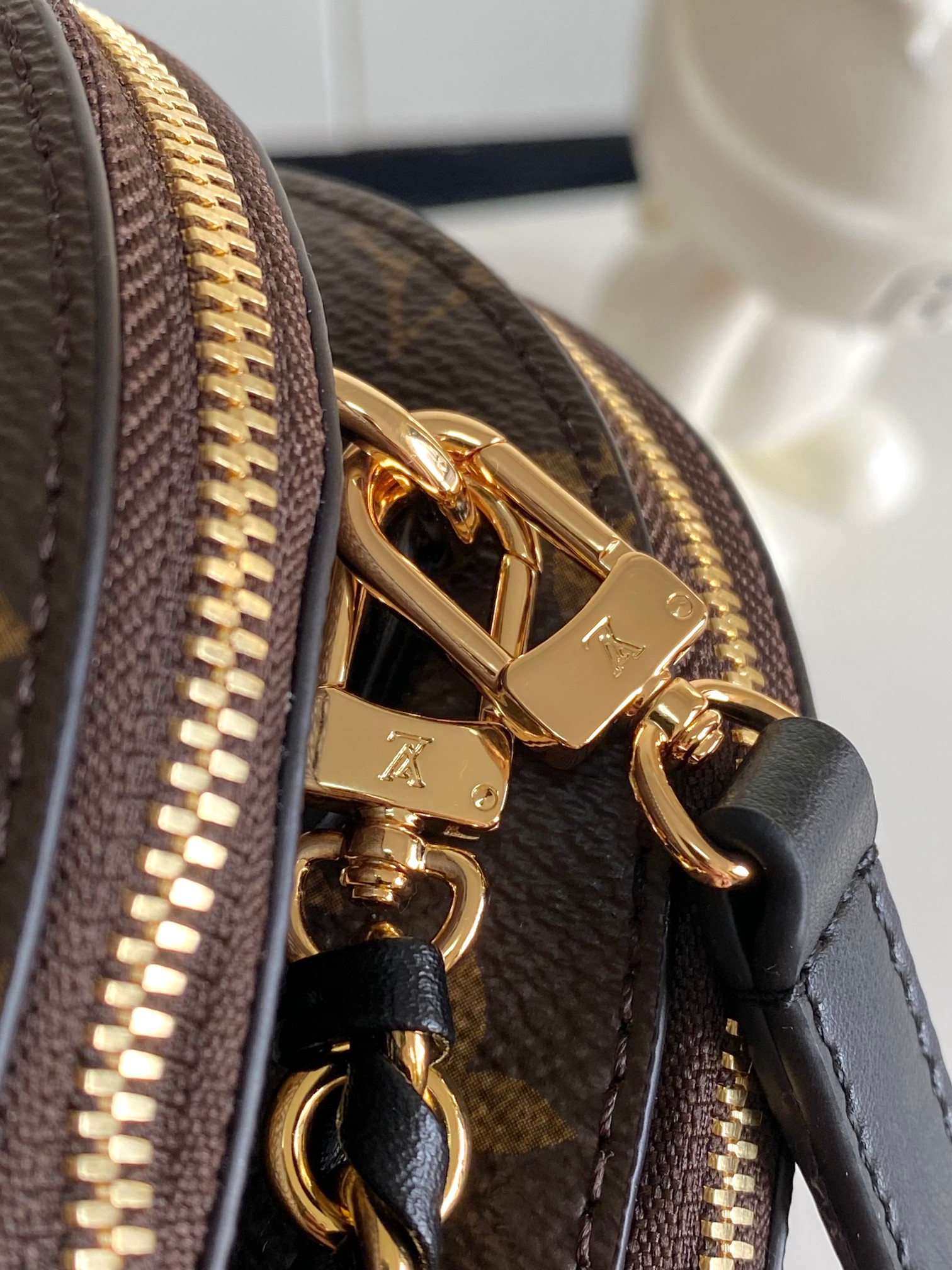 Louis Vuitton Alma Crossbody Bag - Image 7