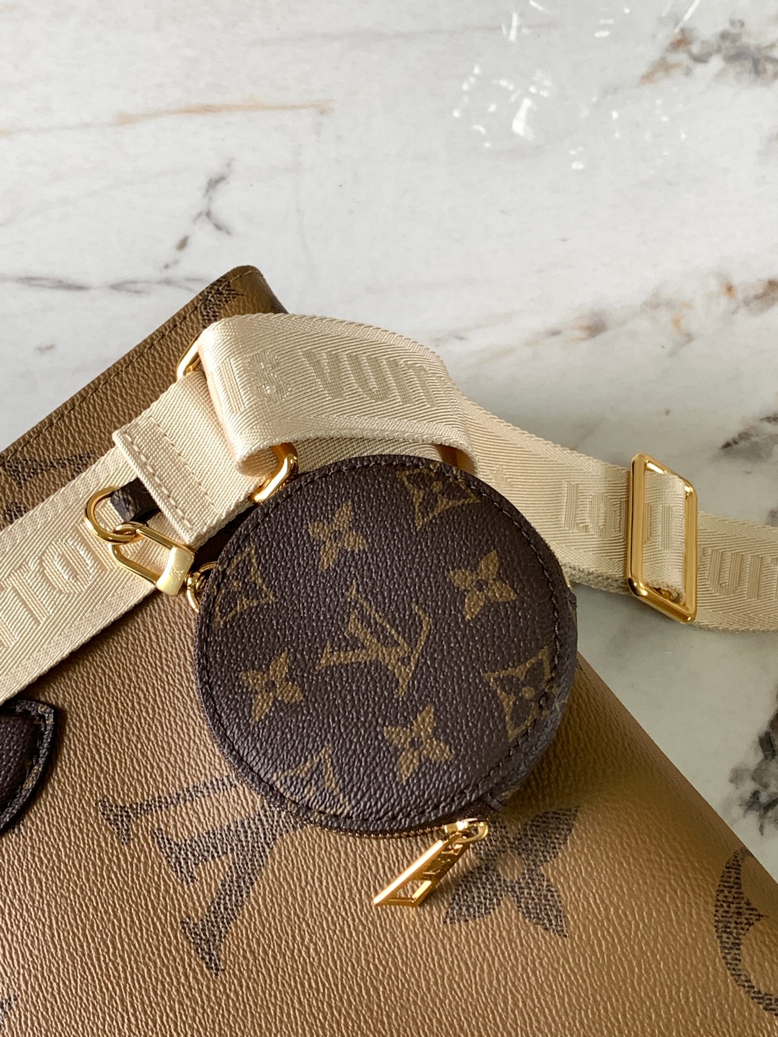 Louis Vuitton Onthego Small Handbag - Image 7