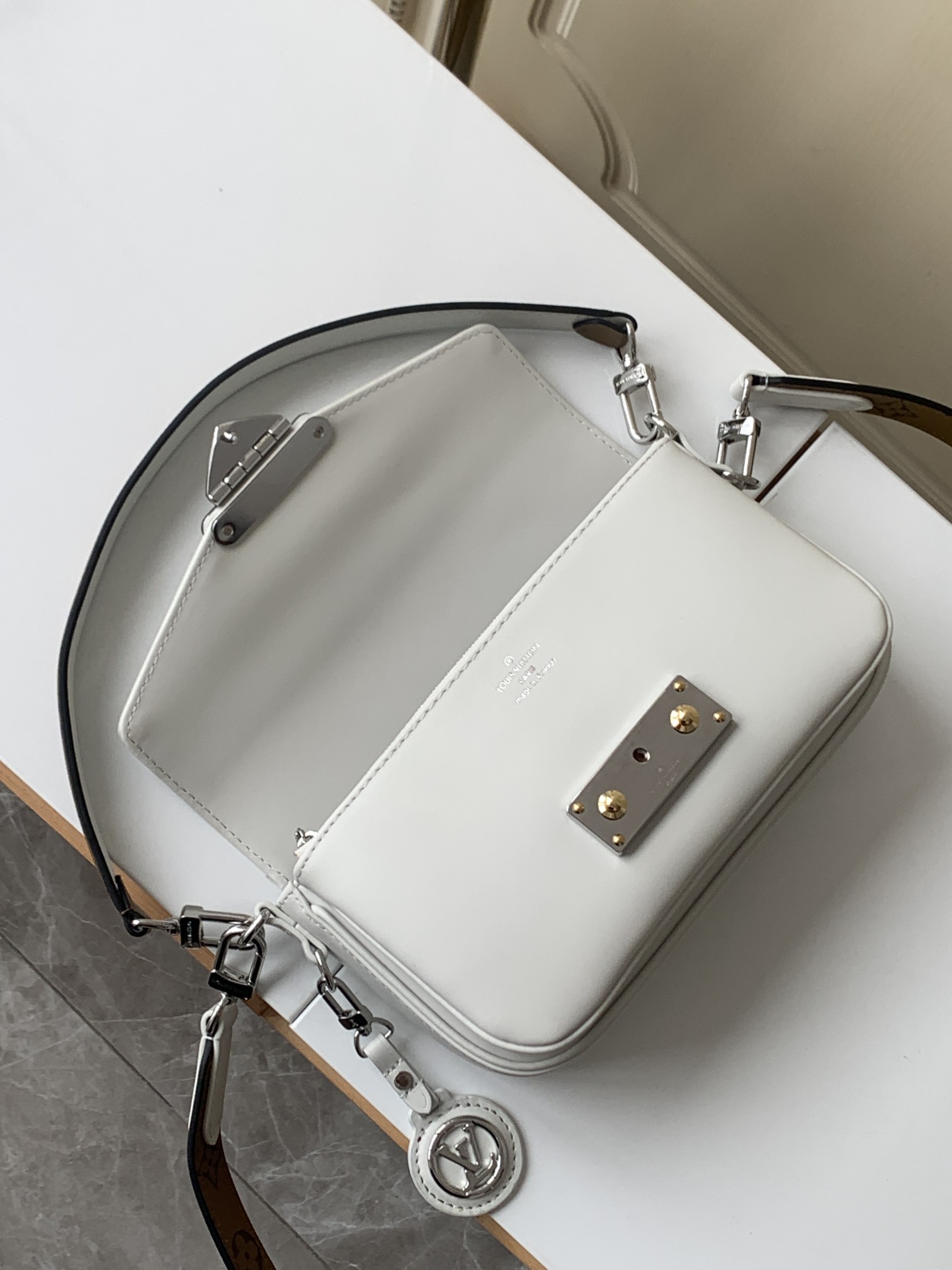 Swing Leather Crossbody Handbag - Image 7