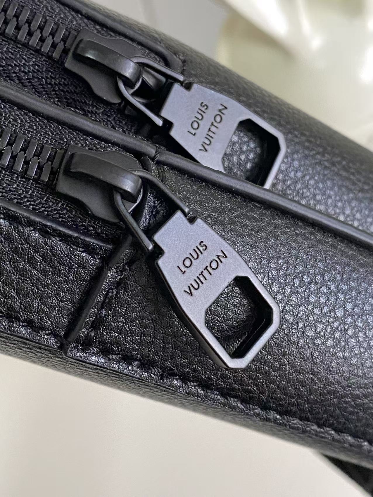Louis Vuitton Avenue Sling Bag PM in Leather - Image 7