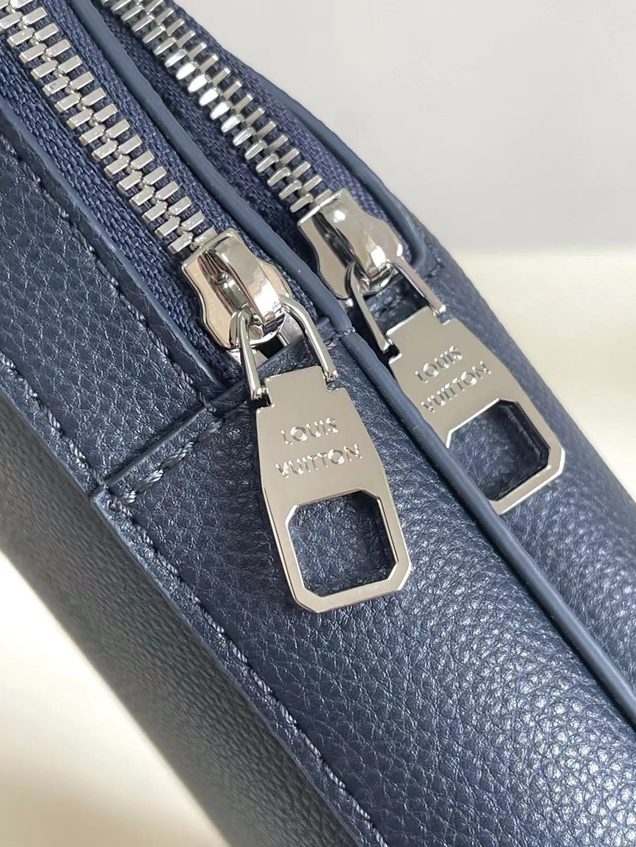 Louis Vuitton Avenue Sling Bag PM in Leather - Image 7
