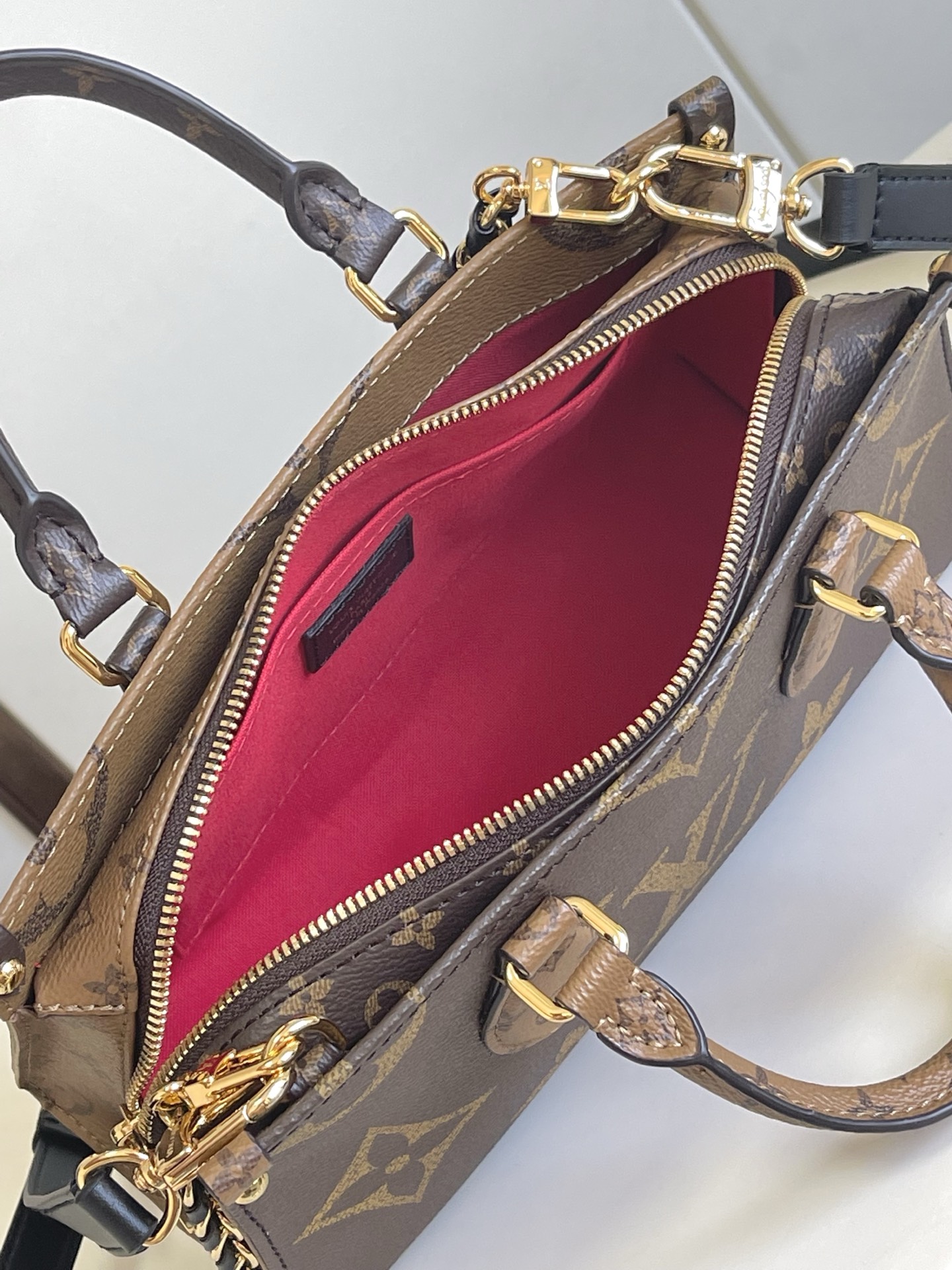 Louis Vuitton OnTheGo East West Handbag in Monogram Giant Canvas - Image 7