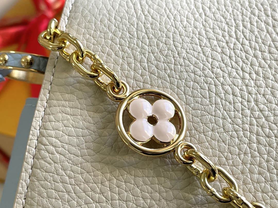 Louis Vuitton Capucines Mini Handbag in Taurillon Leather - Image 7